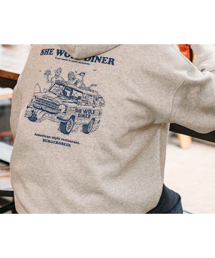 【フリークスストア/FREAK'S STORE】のSHE WOLF DINER×FREAK S STORE 別注 ビッグシルエット バックプリント POパーカー/フーディー/CAR 【限定展開】 25AW インテリア・キッズ・メンズ・レディースファッション・服の通販 founy(ファニー) 　ファッション　Fashion　レディースファッション　Fashion for Women　トップス・カットソー　Cut & Sew Tops　レディースパーカー・カジュアルフーディー　Casual Hoodies & Sweatshirts　バッグ　Bags　インナー　Innerwear　ヴィンテージ　Vintage Style　カーゴパンツ　Cargo Pants, Utility Pants　グラフィック　Graphic, Graphic Design　コラボ　Collaboration, Collab　シンプル　Simple, Minimal　スラックス　Slacks, Dress Pants　デニム　Denim, Jeans Material　トレンド　Trend, Trending Now　定番　Standard, Basic Item　人気　Popular, Best Seller　パーカー　Hoodie, Parka　ビッグ　Big, Oversized　フロント　Front, Front Design　プリント　Print, Printed Pattern　ボトム　Bottoms, Lower Wear　別注　Limited Edition, Custom Order　ワイド　Wide, Wide Fit　ワンポイント　One Point, Statement Accent　A/W・秋冬　Autumn/Winter　冬　Winter / This Winter　おすすめ　Recommended / Our Picks　2025年　2025　2025-2026秋冬・A/W　Autumn/Winter 2025–26 AW25–26　アッシュグレー|ID: prp329100004752148 ipo3291000000034400795