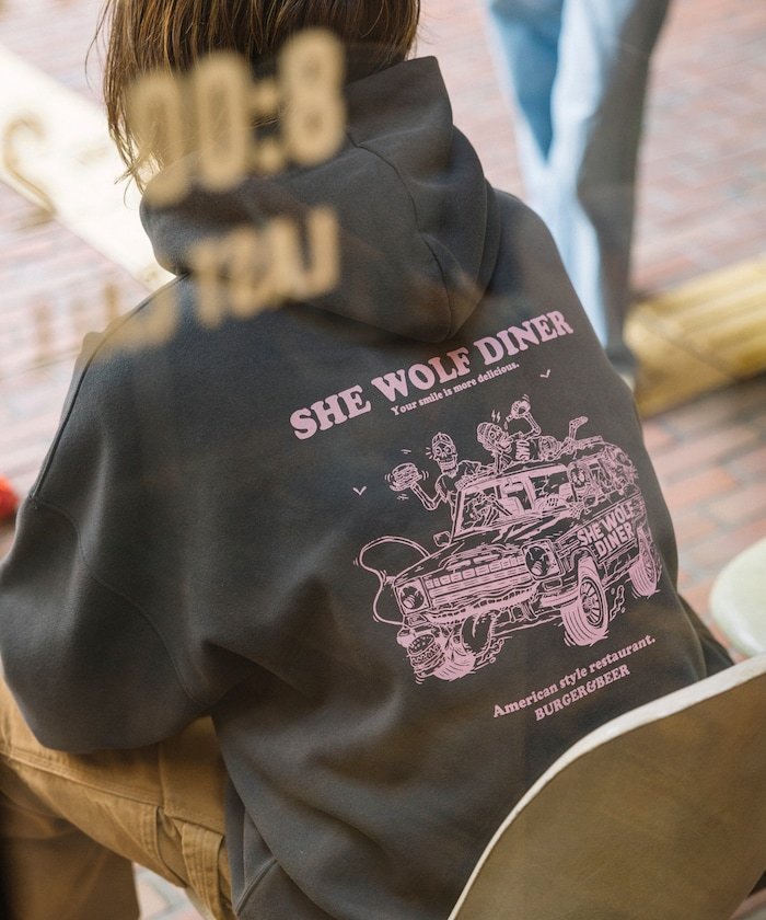 【フリークスストア/FREAK'S STORE】のSHE WOLF DINER×FREAK S STORE 別注 ビッグシルエット バックプリント POパーカー/フーディー/CAR 【限定展開】 25AW インテリア・キッズ・メンズ・レディースファッション・服の通販 founy(ファニー) 　ファッション　Fashion　レディースファッション　Fashion for Women　トップス・カットソー　Cut & Sew Tops　レディースパーカー・カジュアルフーディー　Casual Hoodies & Sweatshirts　バッグ　Bags　インナー　Innerwear　ヴィンテージ　Vintage Style　カーゴパンツ　Cargo Pants, Utility Pants　グラフィック　Graphic, Graphic Design　コラボ　Collaboration, Collab　シンプル　Simple, Minimal　スラックス　Slacks, Dress Pants　デニム　Denim, Jeans Material　トレンド　Trend, Trending Now　定番　Standard, Basic Item　人気　Popular, Best Seller　パーカー　Hoodie, Parka　ビッグ　Big, Oversized　フロント　Front, Front Design　プリント　Print, Printed Pattern　ボトム　Bottoms, Lower Wear　別注　Limited Edition, Custom Order　ワイド　Wide, Wide Fit　ワンポイント　One Point, Statement Accent　A/W・秋冬　Autumn/Winter　冬　Winter / This Winter　おすすめ　Recommended / Our Picks　2025年　2025　2025-2026秋冬・A/W　Autumn/Winter 2025–26 AW25–26　チャコールグレー|ID: prp329100004752148 ipo3291000000034400796