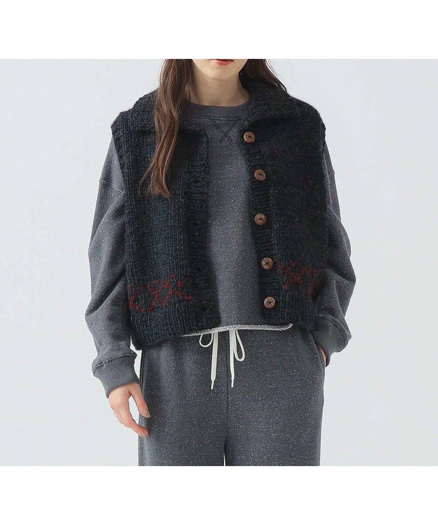 【ビーミングライフストアバイビームス/B:MING LIFE STORE by BEAMS】の【11/13新規値下げ】【別注】NEPALHANDKNIT / カラーベスト 25AW 着回し レイヤード ライトアウター インテリア・キッズ・メンズ・レディースファッション・服の通販 founy(ファニー) 　ファッション　Fashion　レディースファッション　Fashion for Women　アウター　Coat / Outerwear Collection　トップス・カットソー　Cut & Sew Tops　ニット　Knit Tops & Sweaters　ベスト&ジレ / 重ね着スタイル　Vests & Gilets　インナー　Innerwear　コンパクト　Compact, Small Size　手編み　Hand-Knitted, Handmade Knit　ハンド　Hand, Handmade　フロント　Front, Front Design　ベスト　Vest, Waistcoat　別注　Limited Edition, Custom Order　再入荷　Restock / Back in Stock　おすすめ　Recommended / Our Picks　2025年　2025　2025-2026秋冬・A/W　Autumn/Winter 2025–26 AW25–26　CHARCOAL.GREY|ID: prp329100004752446 ipo3291000000034721778