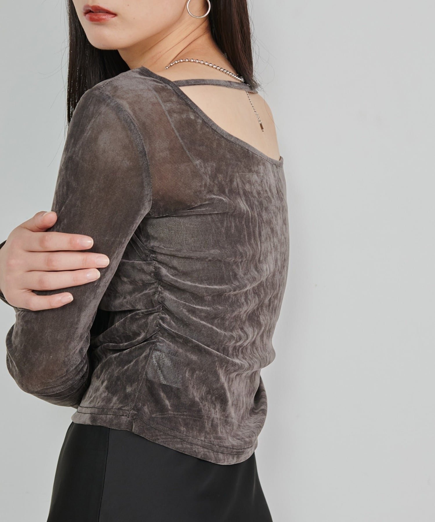 【ラナン/Ranan】のRANAN/バックオープンベロアトップス インテリア・キッズ・メンズ・レディースファッション・服の通販 founy(ファニー) 　ファッション　Fashion　レディースファッション　Fashion for Women　トップス・カットソー　Cut & Sew Tops　ベロアトップス　Velour Tops / Velvet-Look Items　ヴィンテージ　Vintage Style　ギャザー　Gathered, Ruffled　コンパクト　Compact, Small Size　シンプル　Simple, Minimal　デコルテ　Décolleté, Neckline　トレンド　Trend, Trending Now　バレエ　Ballet, Ballet Style　ベロア　Velour, Soft Velvet　ボトム　Bottoms, Lower Wear　ポケット　Pocket, Pocket Detail　ビジネス 仕事 通勤　Business / Work / Commuting　グレー2|ID: prp329100004753170 ipo3291000000034591325