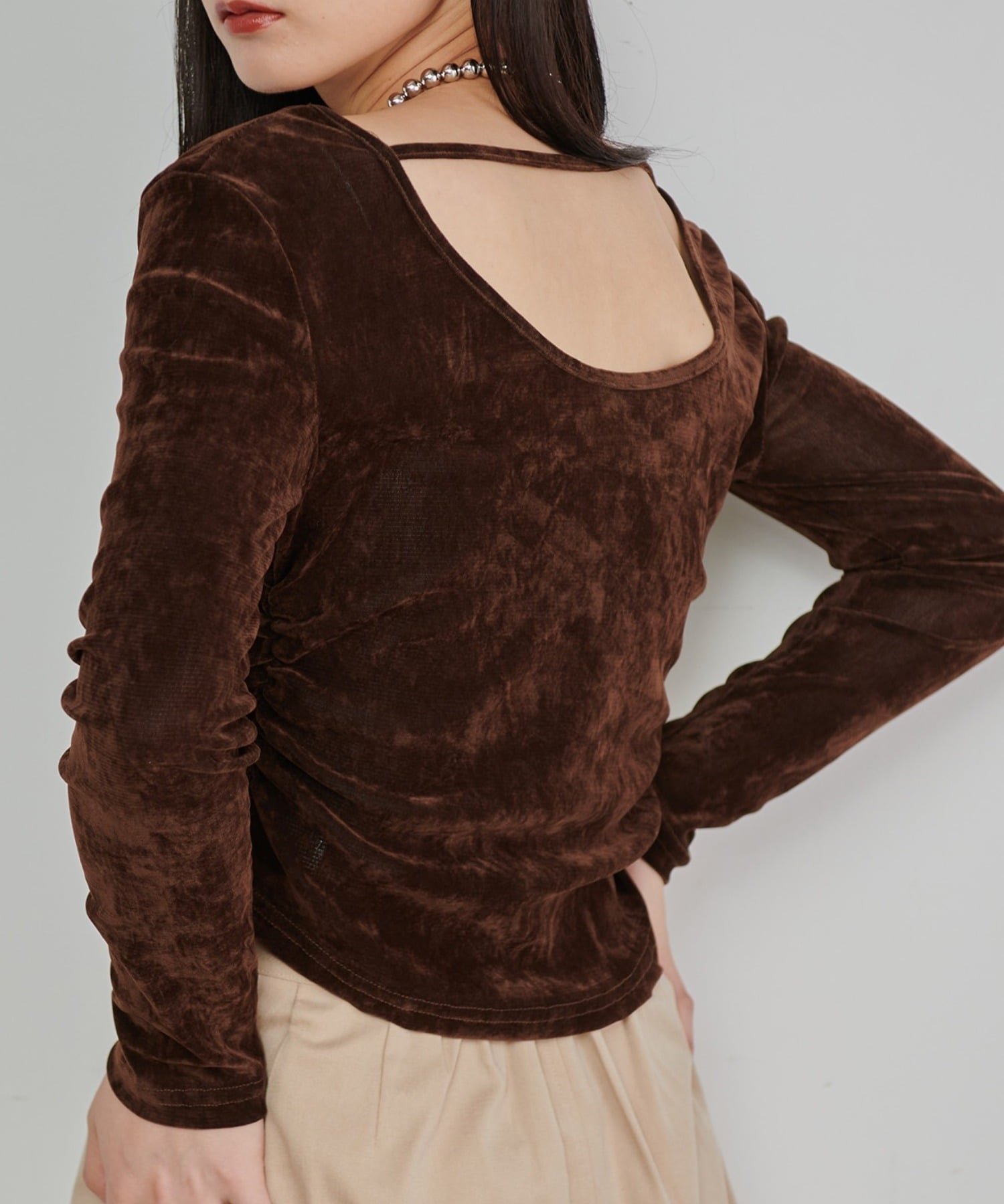 【ラナン/Ranan】のRANAN/バックオープンベロアトップス インテリア・キッズ・メンズ・レディースファッション・服の通販 founy(ファニー) 　ファッション　Fashion　レディースファッション　Fashion for Women　トップス・カットソー　Cut & Sew Tops　ベロアトップス　Velour Tops / Velvet-Look Items　ヴィンテージ　Vintage Style　ギャザー　Gathered, Ruffled　コンパクト　Compact, Small Size　シンプル　Simple, Minimal　デコルテ　Décolleté, Neckline　トレンド　Trend, Trending Now　バレエ　Ballet, Ballet Style　ベロア　Velour, Soft Velvet　ボトム　Bottoms, Lower Wear　ポケット　Pocket, Pocket Detail　ビジネス 仕事 通勤　Business / Work / Commuting　ブラウン2|ID: prp329100004753170 ipo3291000000034591327