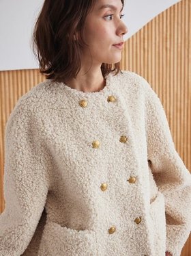 【ミラオーウェン/Mila Owen】の金釦カールファージャケット 人気、トレンドファッション・服の通販 founy(ファニー) ファッション Fashion レディースファッション Fashion for Women アウター Coat / Outerwear Collection レディースジャケット・軽アウター Jackets クロップド Cropped, Short Length コンパクト Compact, Small Size ジャケット Jacket, Outerwear スマート Smart, Elegant ダブル Double, Double-Breasted デニム Denim, Jeans Material バランス Balance, Style Balance フェイクファー Faux Fur, Imitation Fur フロント Front, Front Design ボトム Bottoms, Lower Wear モコモコ Fuzzy, Fluffy リュクス Luxury, Elegant, High-End, Chic |ID:prp329100004753368