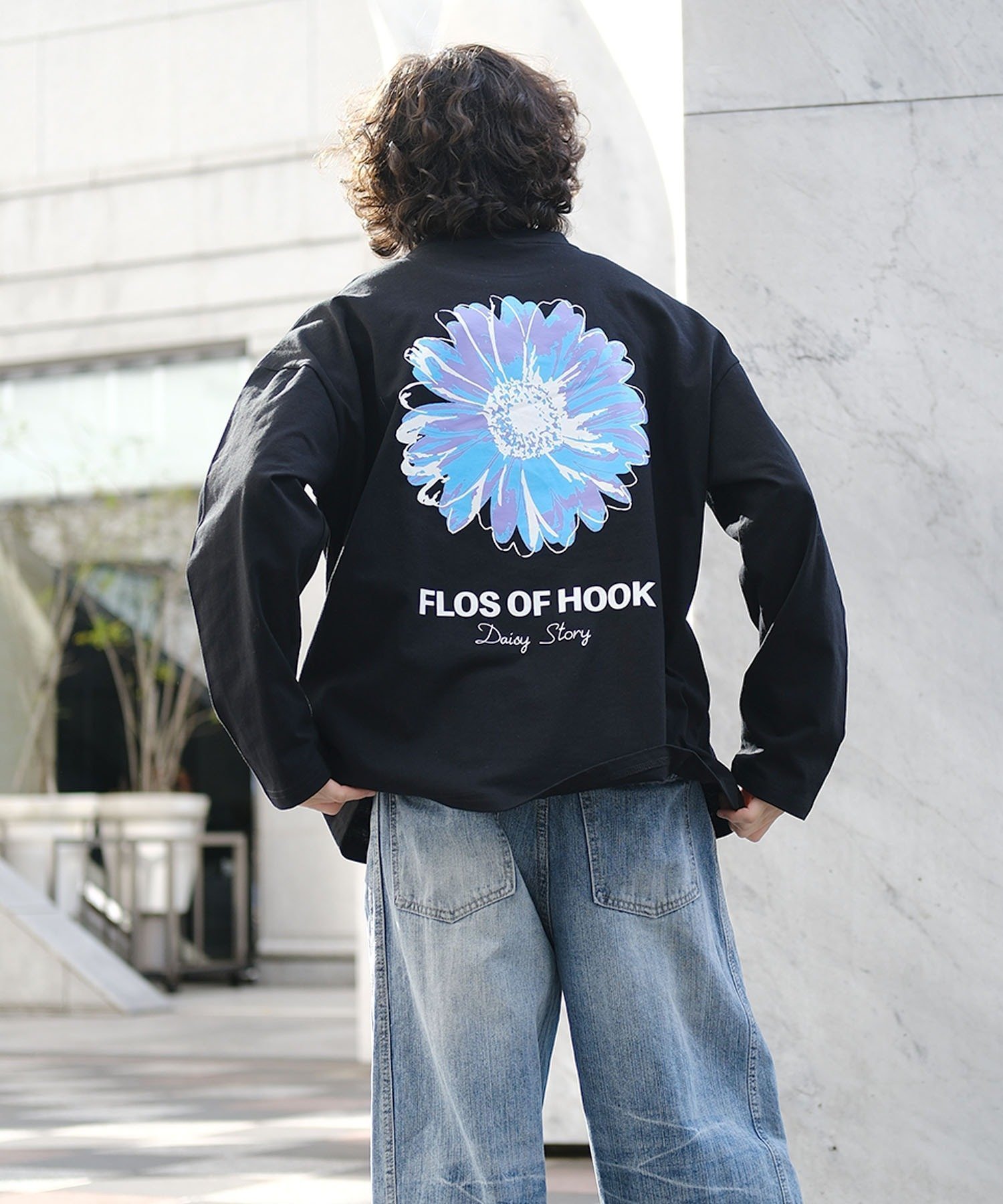 【アイモハ/aimoha】のHOOK -original- ポップマーガレットバックプリントロンTEE 人気、トレンドファッション・服の通販 founy(ファニー) 　ファッション　Fashion　レディースファッション　Fashion for Women　トップス・カットソー　Cut & Sew Tops　ロングTシャツ・Tシャツ　Longline T-Shirts & Tees　バッグ　Bags　カラフル　Colorful Design　カーディガン　Cardigan, Knitwear　クール　Cool, Chic　ジャケット　Jacket, Outerwear　スタイリッシュ　Stylish, Fashionable　スニーカー　Sneakers, Trainers　デニム　Denim, Jeans Material　フロント　Front, Front Design　プリント　Print, Printed Pattern　マーガレット　Marguerite, Daisy Pattern　リラックス　Relax, Relaxed Fit　ワンポイント　One Point, Statement Accent　おすすめ　Recommended / Our Picks　エレガント 上品　Elegant　 other-1|ID: prp329100004754377 ipo3291000000034389618