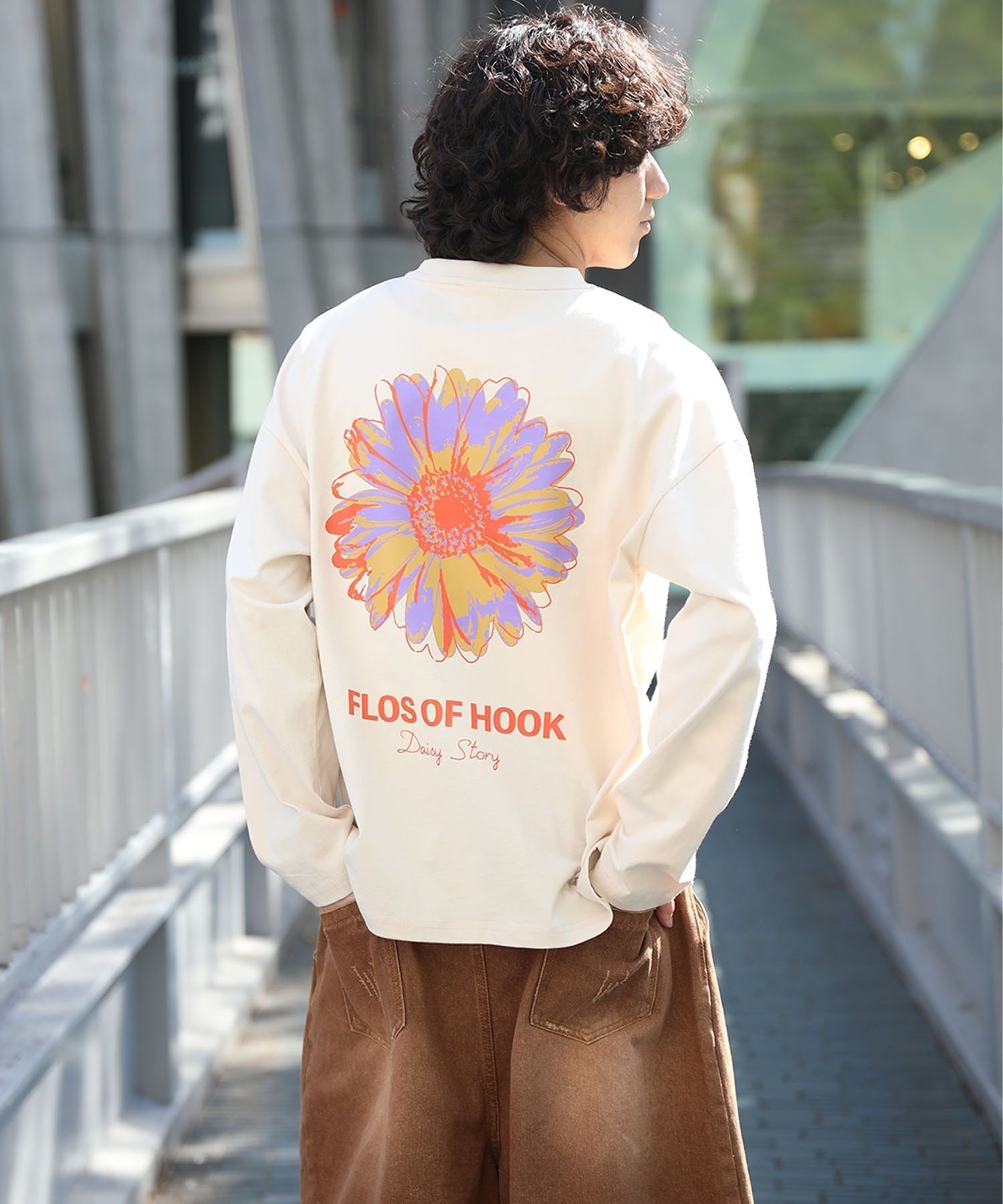 【アイモハ/aimoha】のHOOK -original- ポップマーガレットバックプリントロンTEE インテリア・キッズ・メンズ・レディースファッション・服の通販 founy(ファニー) 　ファッション　Fashion　レディースファッション　Fashion for Women　トップス・カットソー　Cut & Sew Tops　ロングTシャツ・Tシャツ　Longline T-Shirts & Tees　バッグ　Bags　カラフル　Colorful Design　カーディガン　Cardigan, Knitwear　クール　Cool, Chic　ジャケット　Jacket, Outerwear　スタイリッシュ　Stylish, Fashionable　スニーカー　Sneakers, Trainers　デニム　Denim, Jeans Material　フロント　Front, Front Design　プリント　Print, Printed Pattern　マーガレット　Marguerite, Daisy Pattern　リラックス　Relax, Relaxed Fit　ワンポイント　One Point, Statement Accent　おすすめ　Recommended / Our Picks　エレガント 上品　Elegant　ライトベージュ|ID: prp329100004754377 ipo3291000000034389626