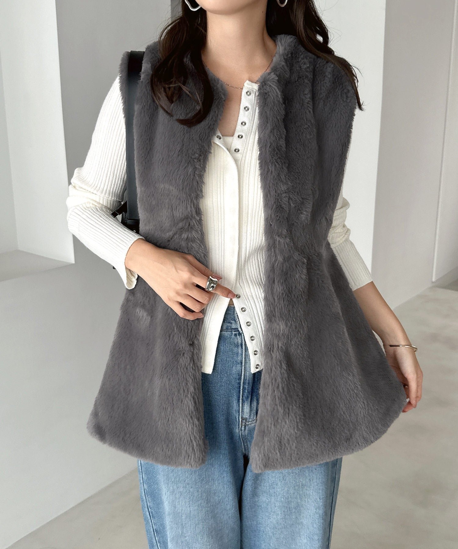 【アンドミー/andme】のノーカラー ペプラム ファー ベスト インテリア・キッズ・メンズ・レディースファッション・服の通販 founy(ファニー) 　ファッション　Fashion　レディースファッション　Fashion for Women　アウター　Coat / Outerwear Collection　トップス・カットソー　Cut & Sew Tops　ベスト&ジレ / 重ね着スタイル　Vests & Gilets　カットソー　Cut and Sewn Top　シンプル　Simple, Minimal　フェイクファー　Faux Fur, Imitation Fur　フロント　Front, Front Design　ベスト　Vest, Waistcoat　ペプラム　Peplum, Flared Hem　エレガント 上品　Elegant　チャコールグレー|ID: prp329100004754471 ipo3291000000034531112