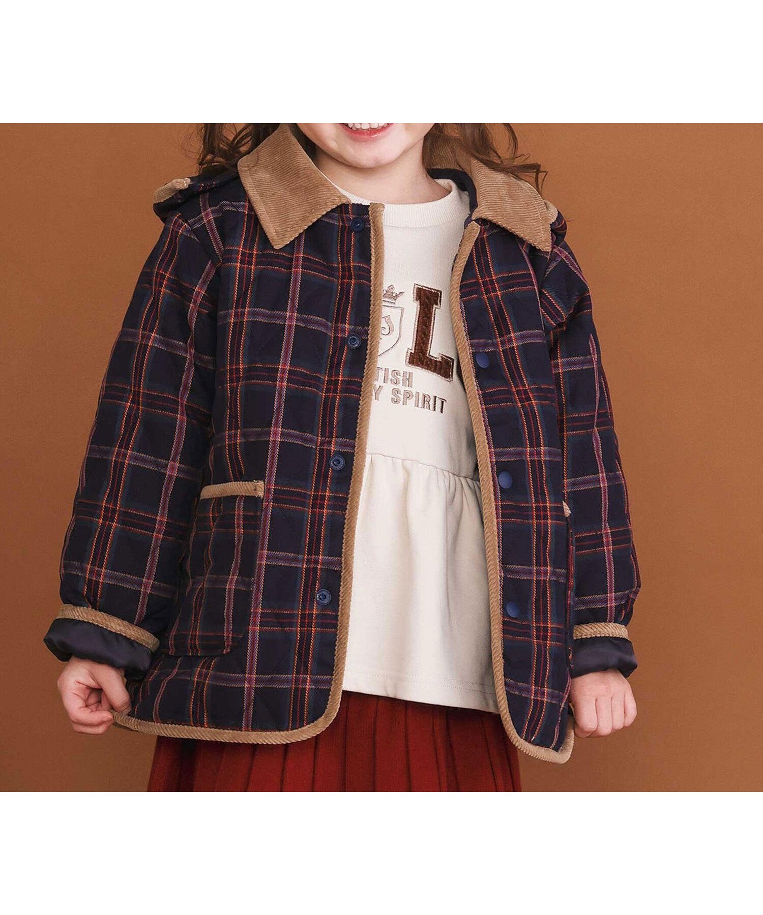 【ベベ オンライン ストア/BEBE ONLINE STORE / KIDS】の【POLO BCS(ポロ・ビーシーエス)*SLAP SLIPコラボ】無地チェック取り外しフード 襟付きキルティングジャケット(80~130cm) インテリア・キッズ・メンズ・レディースファッション・服の通販 founy(ファニー) 　ファッション　Fashion　キッズファッション　Fashion for Kids　キルティング　Quilted, Quilting　キルト　Quilt, Quilted Fabric　コラボ　Collaboration, Collab　コーデュロイ　Corduroy, Cord Fabric　ジャケット　Jacket, Outerwear　チェック　Check, Plaid, Tartan　パイピング　Piping, Trim Design　フレンチ　French, French Style　フロント　Front, Front Design　無地　Plain, Solid Color　ループ　Loop, Loop Knit　A/W・秋冬　Autumn/Winter　おすすめ　Recommended / Our Picks　エレガント 上品　Elegant　2025年　2025　2025-2026秋冬・A/W　Autumn/Winter 2025–26 AW25–26　ネイビー系|ID: prp329100004755323 ipo3291000000034513759