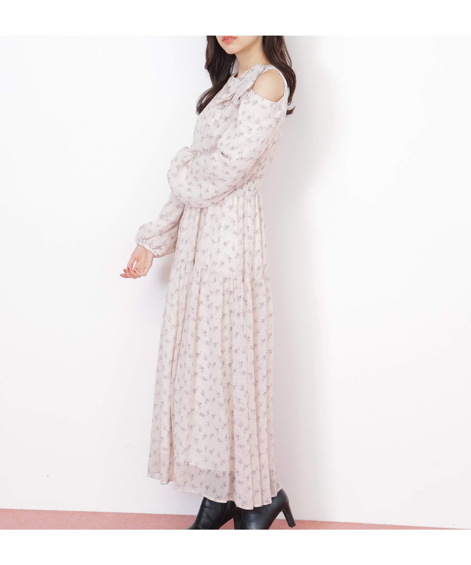 【ジルバイジルスチュアート/JILL by JILLSTUART】の小花柄ボウタイワンピース インテリア・キッズ・メンズ・レディースファッション・服の通販 founy(ファニー) 　ファッション　Fashion　レディースファッション　Fashion for Women　ワンピース　Dresses　おすすめ　Recommended / Our Picks　カーディガン　Cardigan, Knitwear　スマート　Smart, Elegant　スリット　Slit, Slit Detail　トレンド　Trend, Trending Now　プリント　Print, Printed Pattern　エレガント 上品　Elegant　年末　Year-end　エクリュ1|ID: prp329100004756087 ipo3291000000034599231