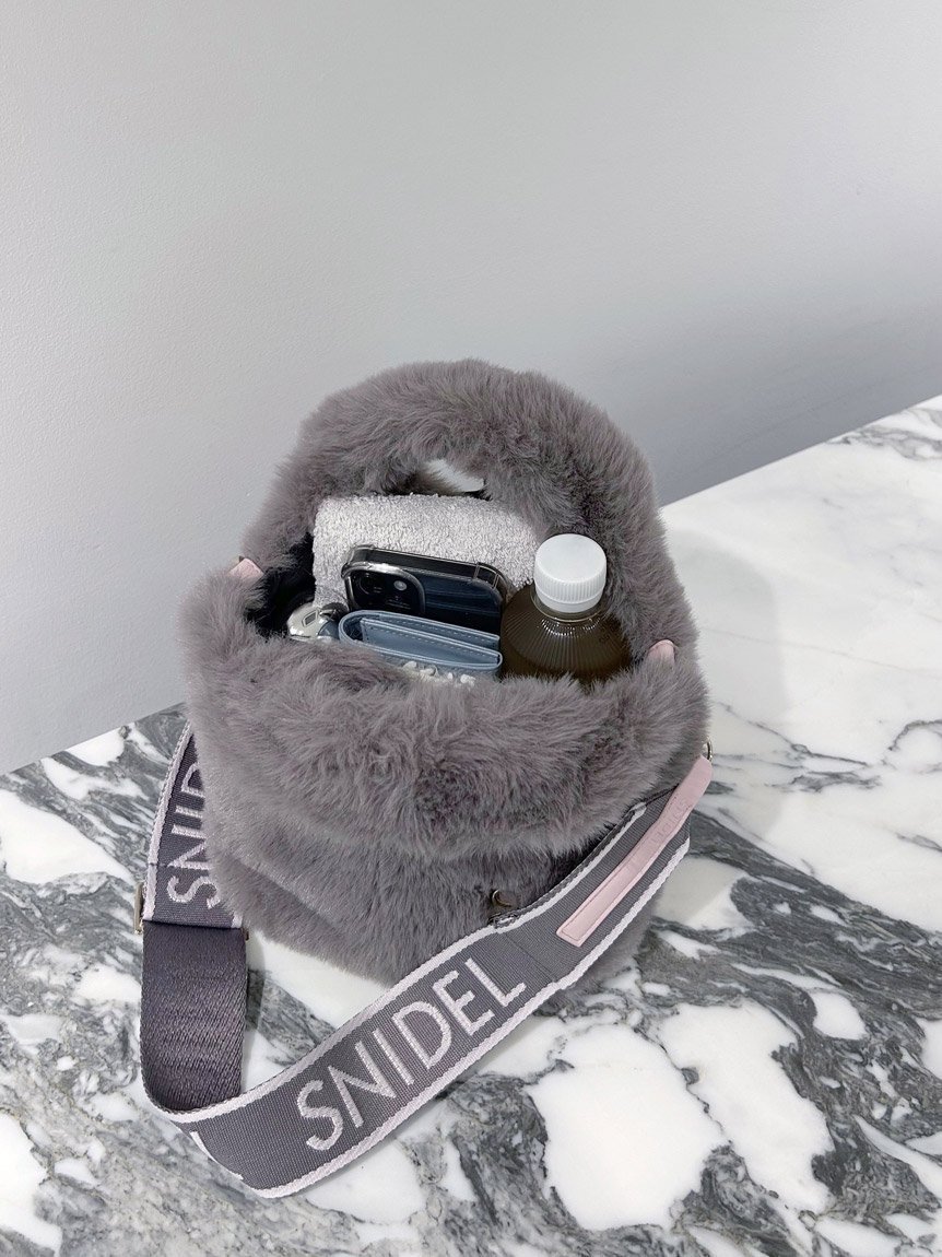 【スナイデル/SNIDEL】の【WEB限定カラーあり】ファーバッグ インテリア・キッズ・メンズ・レディースファッション・服の通販 founy(ファニー) 　ファッション　Fashion　レディースファッション　Fashion for Women　バッグ　Bags　イエロー　Yellow　オケージョン　Occasion Wear　コンパクト　Compact, Small Size　スマート　Smart, Elegant　フォルム　Silhouette, Form　ブローチ　Brooch, Pin Brooch　ポケット　Pocket, Pocket Detail　マフラー　Scarf, Muffler　メタル　Metal, Metal Parts　ラップ　Wrap, Wrap Design　リュクス　Luxury, Elegant, High-End, Chic　おすすめ　Recommended / Our Picks　GRY[006]|ID: prp329100004756112 ipo3291000000034403690