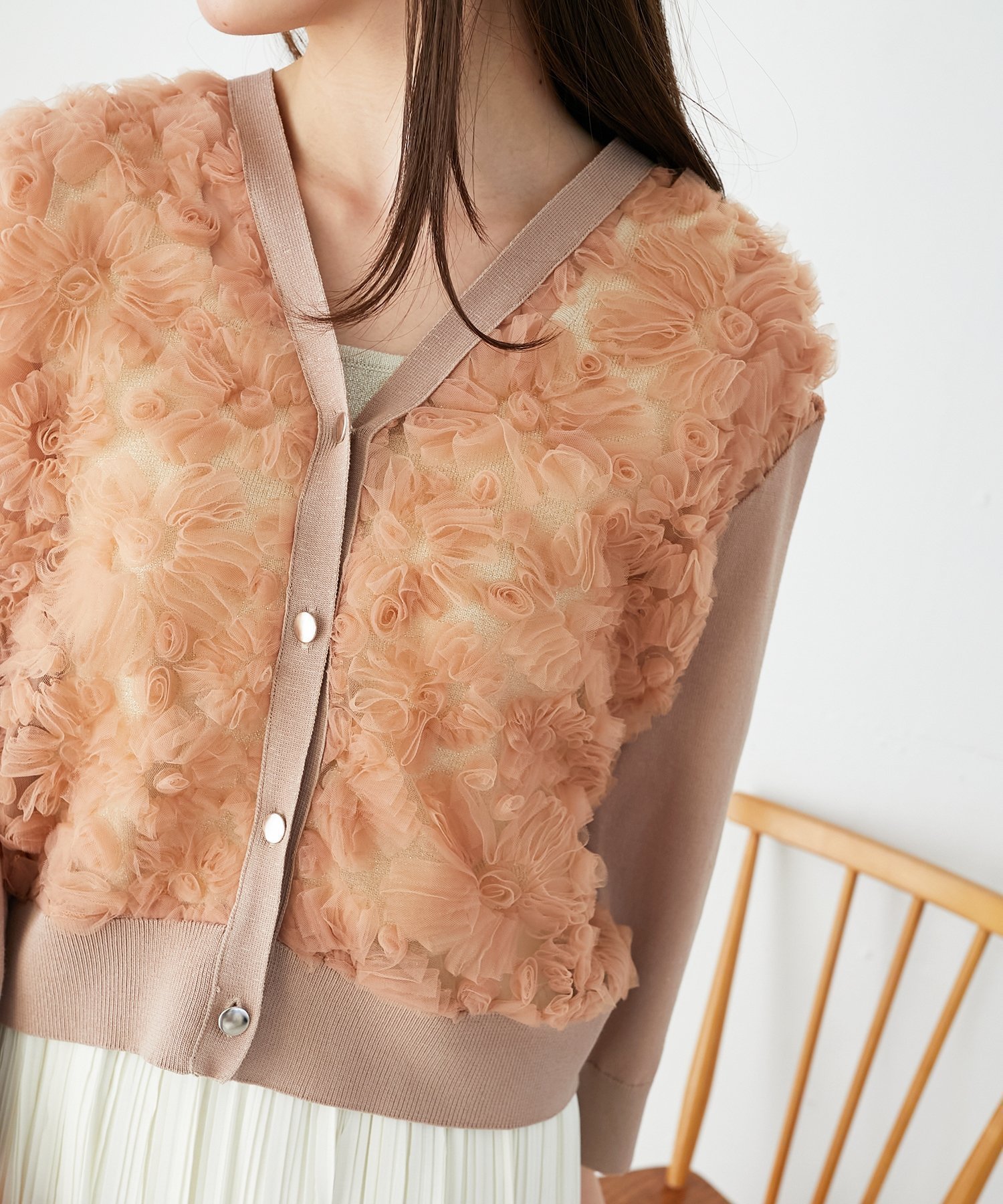 【ルクールブラン/le.coeur blanc】の《手洗い可能》チュール刺繍Vネックカーディガン インテリア・キッズ・メンズ・レディースファッション・服の通販 founy(ファニー) 　ファッション　Fashion　レディースファッション　Fashion for Women　トップス・カットソー　Cut & Sew Tops　カーディガン・羽織り　Layered Style Cardigans　Vネックトップス　V-Neck Tops / V-Cut Neckline Shirts　ウェーブ　Wavy Pattern　春　Spring　秋　Autumn　カーディガン　Cardigan, Knitwear　コンパクト　Compact, Small Size　チュール　Tulip, Tulip Motif　デニム　Denim, Jeans Material　長袖　Long Sleeve, Full Sleeve　フェミニン　Feminine, Girly　フラワー　Flower, Floral　ミックス　Mix, Mixed Style　モチーフ　Motif, Design Theme　S/S・春夏　SS, Spring/Summer, Warm Season　おすすめ　Recommended / Our Picks　夏　Summer　ピンクベージュ|ID: prp329100004756249 ipo3291000000034443056