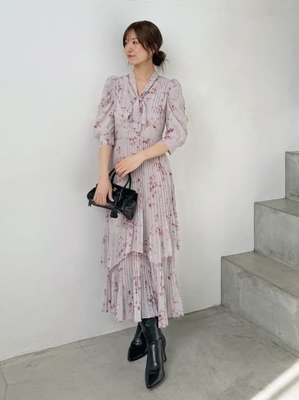 【スナイデル/SNIDEL】のSustainableプリーツプリントワンピース インテリア・キッズ・メンズ・レディースファッション・服の通販 founy(ファニー) 　ファッション　Fashion　レディースファッション　Fashion for Women　ワンピース　Dresses　ウェーブ　Wavy Pattern　エレガント 上品　Elegant　シャーリング　Shirring, Ruched　ストレート　Straight, Straight Cut　スマート　Smart, Elegant　ティアード　Tiered, Tiered Style　パープル　Purple, Violet　フィット　Fit, Slim Fit　プリント　Print, Printed Pattern　プリーツ　Pleats, Pleated　モチーフ　Motif, Design Theme　リボン　Ribbon, Bow　ロマンティック　Romantic, Feminine Style　おすすめ　Recommended / Our Picks　LGRY[005]|ID: prp329100004757162 ipo3291000000034414085