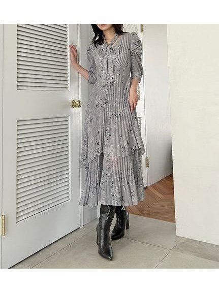 【スナイデル/SNIDEL】のSustainableプリーツプリントワンピース インテリア・キッズ・メンズ・レディースファッション・服の通販 founy(ファニー) 　ファッション　Fashion　レディースファッション　Fashion for Women　ワンピース　Dresses　ウェーブ　Wavy Pattern　エレガント 上品　Elegant　シャーリング　Shirring, Ruched　ストレート　Straight, Straight Cut　スマート　Smart, Elegant　ティアード　Tiered, Tiered Style　パープル　Purple, Violet　フィット　Fit, Slim Fit　プリント　Print, Printed Pattern　プリーツ　Pleats, Pleated　モチーフ　Motif, Design Theme　リボン　Ribbon, Bow　ロマンティック　Romantic, Feminine Style　おすすめ　Recommended / Our Picks　GRY[006]|ID: prp329100004757162 ipo3291000000034414086