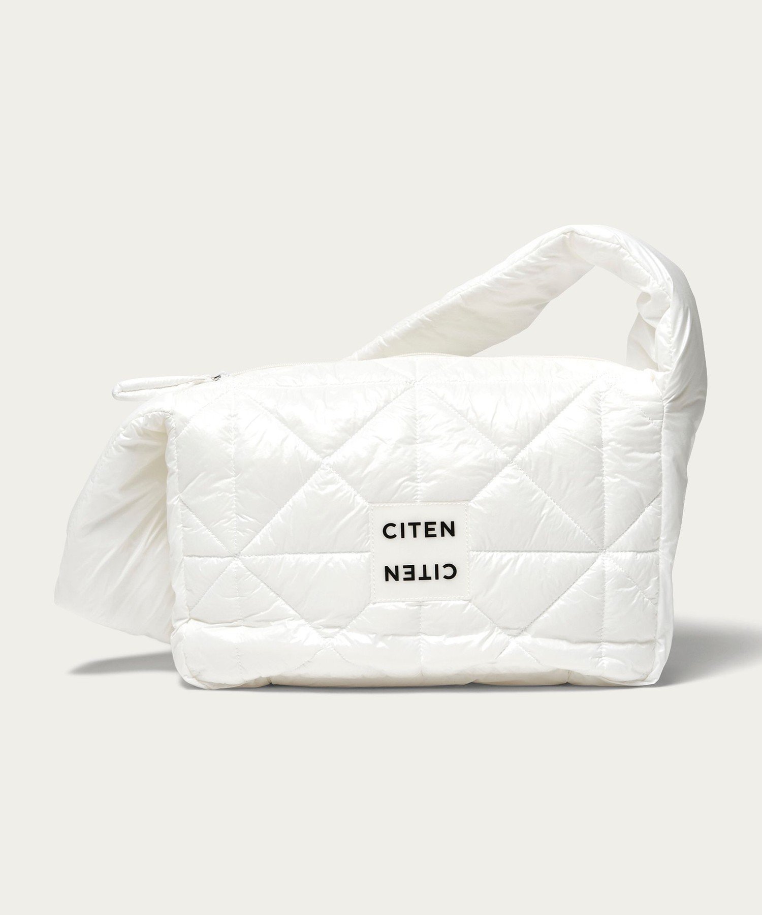 【シテン/CITEN】のCITEN パデッド ビッグ ショルダー インテリア・キッズ・メンズ・レディースファッション・服の通販 founy(ファニー) ファッション Fashion レディースファッション Fashion for Women キルティング Quilted, Quilting ショルダー Shoulder, Shoulder Strap シンプル Simple, Minimal ジップ Zip, Zipper スクエア Square, Square Shape ビッグ Big, Oversized フィット Fit, Slim Fit ポケット Pocket, Pocket Detail おすすめ Recommended / Our Picks WHITE|ID: prp329100004757283 ipo3291000000034873551