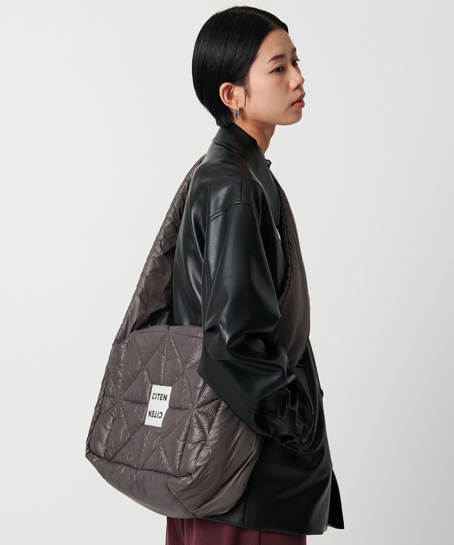【シテン/CITEN】のCITEN パデッド ビッグ ショルダー インテリア・キッズ・メンズ・レディースファッション・服の通販 founy(ファニー) ファッション Fashion レディースファッション Fashion for Women キルティング Quilted, Quilting ショルダー Shoulder, Shoulder Strap シンプル Simple, Minimal ジップ Zip, Zipper スクエア Square, Square Shape ビッグ Big, Oversized フィット Fit, Slim Fit ポケット Pocket, Pocket Detail おすすめ Recommended / Our Picks DK.GRAY|ID: prp329100004757283 ipo3291000000034873553