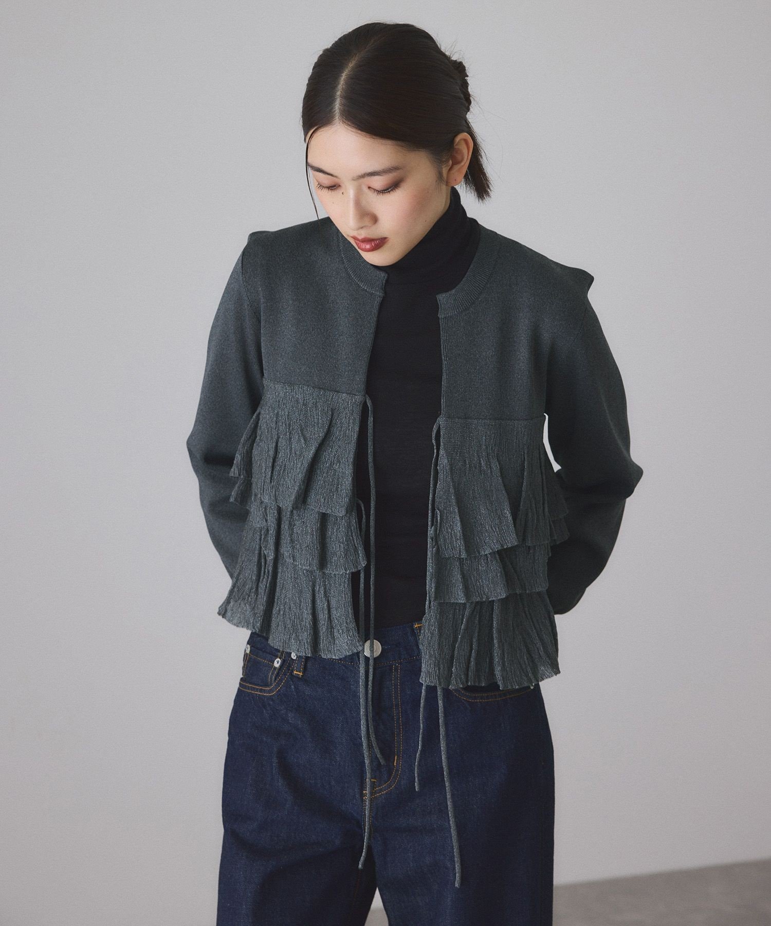 【アダム エ ロペ/ADAM ET ROPE'】の【サステナブル】フリルカーディガン インテリア・キッズ・メンズ・レディースファッション・服の通販 founy(ファニー) ファッション Fashion レディースファッション Fashion for Women トップス・カットソー Cut & Sew Tops カーディガン・羽織り Layered Style Cardigans カーディガン Cardigan, Knitwear コンパクト Compact, Small Size シルバー Silver, Metallic Silver デニム Denim, Jeans Material 定番 Standard, Basic Item 人気 Popular, Best Seller フェミニン Feminine, Girly フリル Frill, Ruffle ボトム Bottoms, Lower Wear ポケット Pocket, Pocket Detail ランダム Random, Irregular おすすめ Recommended / Our Picks 2025年 2025 2025-2026秋冬・A/W Autumn/Winter 2025–26 AW25–26 グレー系(09)|ID: prp329100004757351 ipo3291000000034831553