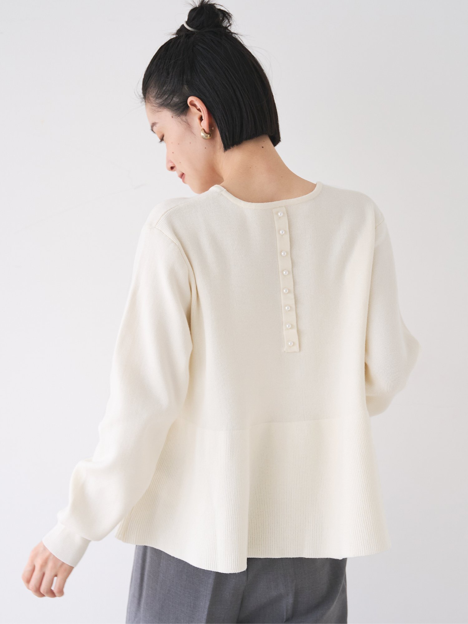 【コカ/COCA】のバックパールフレアニット 人気、トレンドファッション・服の通販 founy(ファニー) ファッション Fashion レディースファッション Fashion for Women トップス・カットソー Cut & Sew Tops ニット Knit Tops & Sweaters シンプル Simple, Minimal スラックス Slacks, Dress Pants ダウン Down, Puffer デニム Denim, Jeans Material 長袖 Long Sleeve, Full Sleeve パール Pearl, Pearl Accent フレア Flare, Flared フロント Front, Front Design ポケット Pocket, Pocket Detail 無地 Plain, Solid Color リブニット Rib Knit, Ribbed Knit エレガント 上品 Elegant ビジネス 仕事 通勤 Business / Work / Commuting 2025年 2025 2025-2026秋冬・A/W Autumn/Winter 2025–26 AW25–26 other-1|ID: prp329100004757654 ipo3291000000034531276