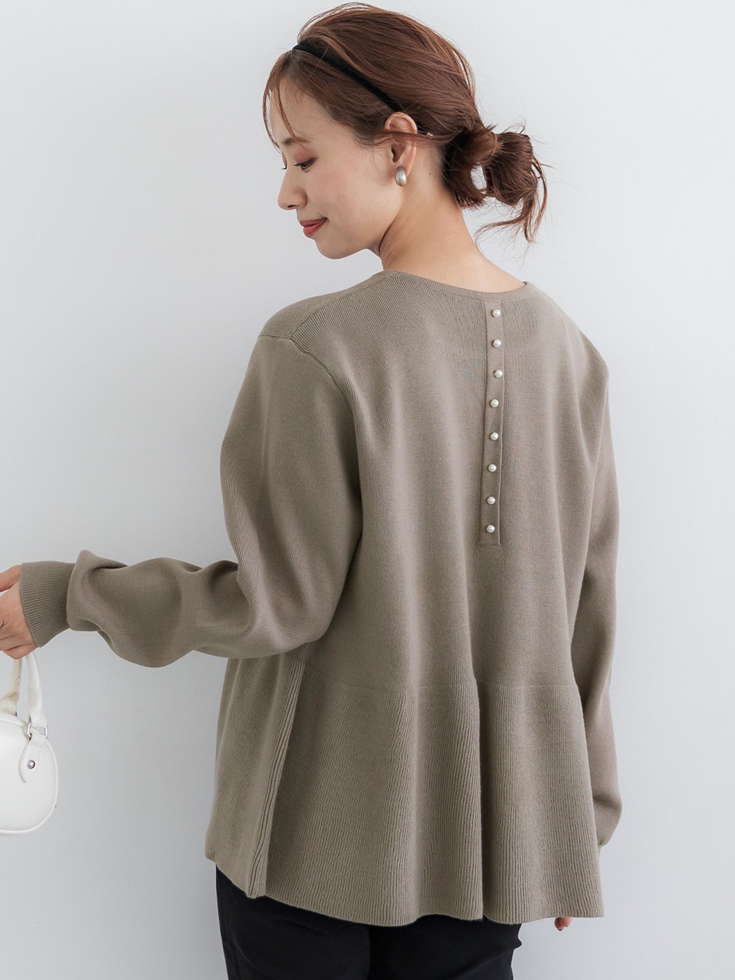 【コカ/COCA】のバックパールフレアニット インテリア・キッズ・メンズ・レディースファッション・服の通販 founy(ファニー) ファッション Fashion レディースファッション Fashion for Women トップス・カットソー Cut & Sew Tops ニット Knit Tops & Sweaters シンプル Simple, Minimal スラックス Slacks, Dress Pants ダウン Down, Puffer デニム Denim, Jeans Material 長袖 Long Sleeve, Full Sleeve パール Pearl, Pearl Accent フレア Flare, Flared フロント Front, Front Design ポケット Pocket, Pocket Detail 無地 Plain, Solid Color リブニット Rib Knit, Ribbed Knit エレガント 上品 Elegant ビジネス 仕事 通勤 Business / Work / Commuting 2025年 2025 2025-2026秋冬・A/W Autumn/Winter 2025–26 AW25–26 Beige|ID: prp329100004757654 ipo3291000000034531282