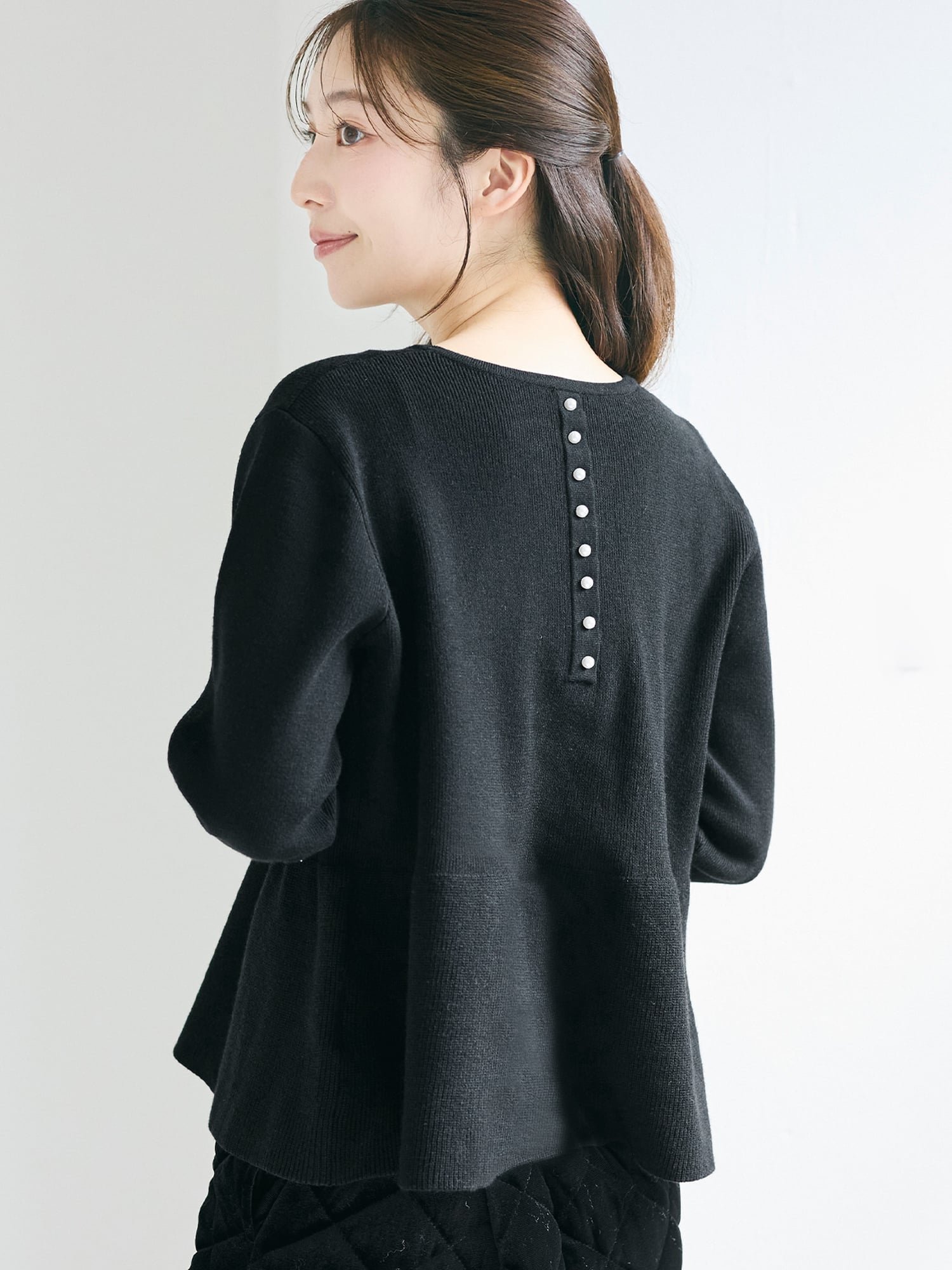 【コカ/COCA】のバックパールフレアニット インテリア・キッズ・メンズ・レディースファッション・服の通販 founy(ファニー) ファッション Fashion レディースファッション Fashion for Women トップス・カットソー Cut & Sew Tops ニット Knit Tops & Sweaters シンプル Simple, Minimal スラックス Slacks, Dress Pants ダウン Down, Puffer デニム Denim, Jeans Material 長袖 Long Sleeve, Full Sleeve パール Pearl, Pearl Accent フレア Flare, Flared フロント Front, Front Design ポケット Pocket, Pocket Detail 無地 Plain, Solid Color リブニット Rib Knit, Ribbed Knit エレガント 上品 Elegant ビジネス 仕事 通勤 Business / Work / Commuting 2025年 2025 2025-2026秋冬・A/W Autumn/Winter 2025–26 AW25–26 Black|ID: prp329100004757654 ipo3291000000034531286