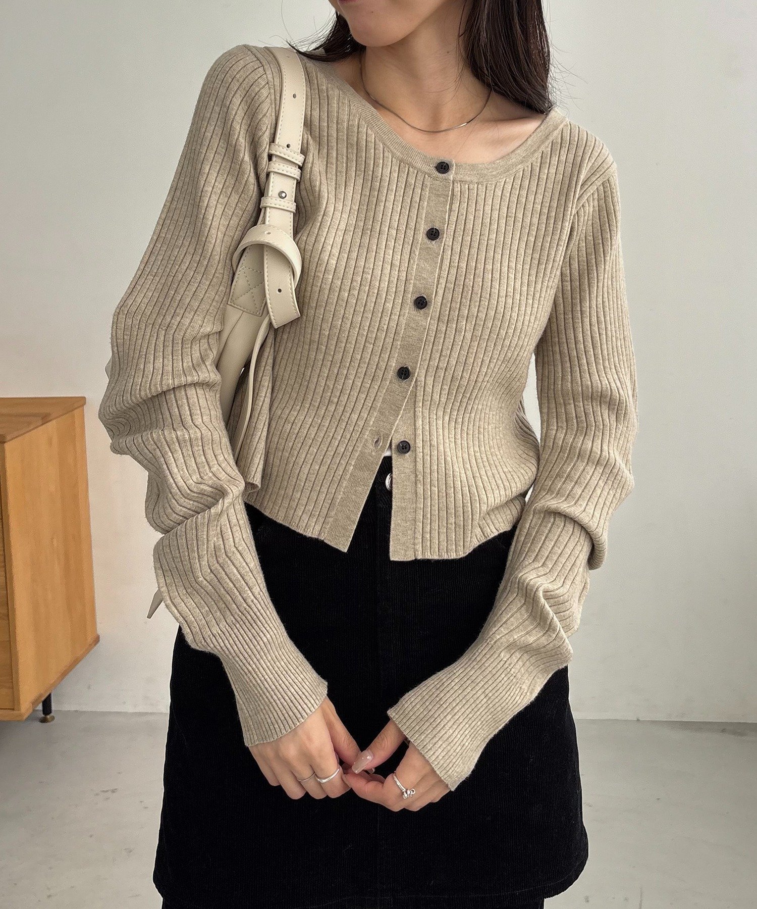 【カプリシューレマージュ/CAPRICIEUX LEMAGE】の【新色/オフホワイト】【前後2WAY】カーブスリーブリブニット インテリア・キッズ・メンズ・レディースファッション・服の通販 founy(ファニー) 　ファッション　Fashion　レディースファッション　Fashion for Women　トップス・カットソー　Cut & Sew Tops　ニット　Knit Tops & Sweaters　カーディガン　Cardigan, Knitwear　コンパクト　Compact, Small Size　コーデュロイ　Corduroy, Cord Fabric　ショート　Short, Short Length　シンプル　Simple, Minimal　トレンド　Trend, Trending Now　バランス　Balance, Style Balance　プレート　Plate, Dish　ベロア　Velour, Soft Velvet　マキシ　Maxi, Full Length　ワイド　Wide, Wide Fit　ワンポイント　One Point, Statement Accent　人気　Popular, Best Seller　台形　A-Line, Trapezoid Shape　ベージュ|ID: prp329100004759104 ipo3291000000034604063