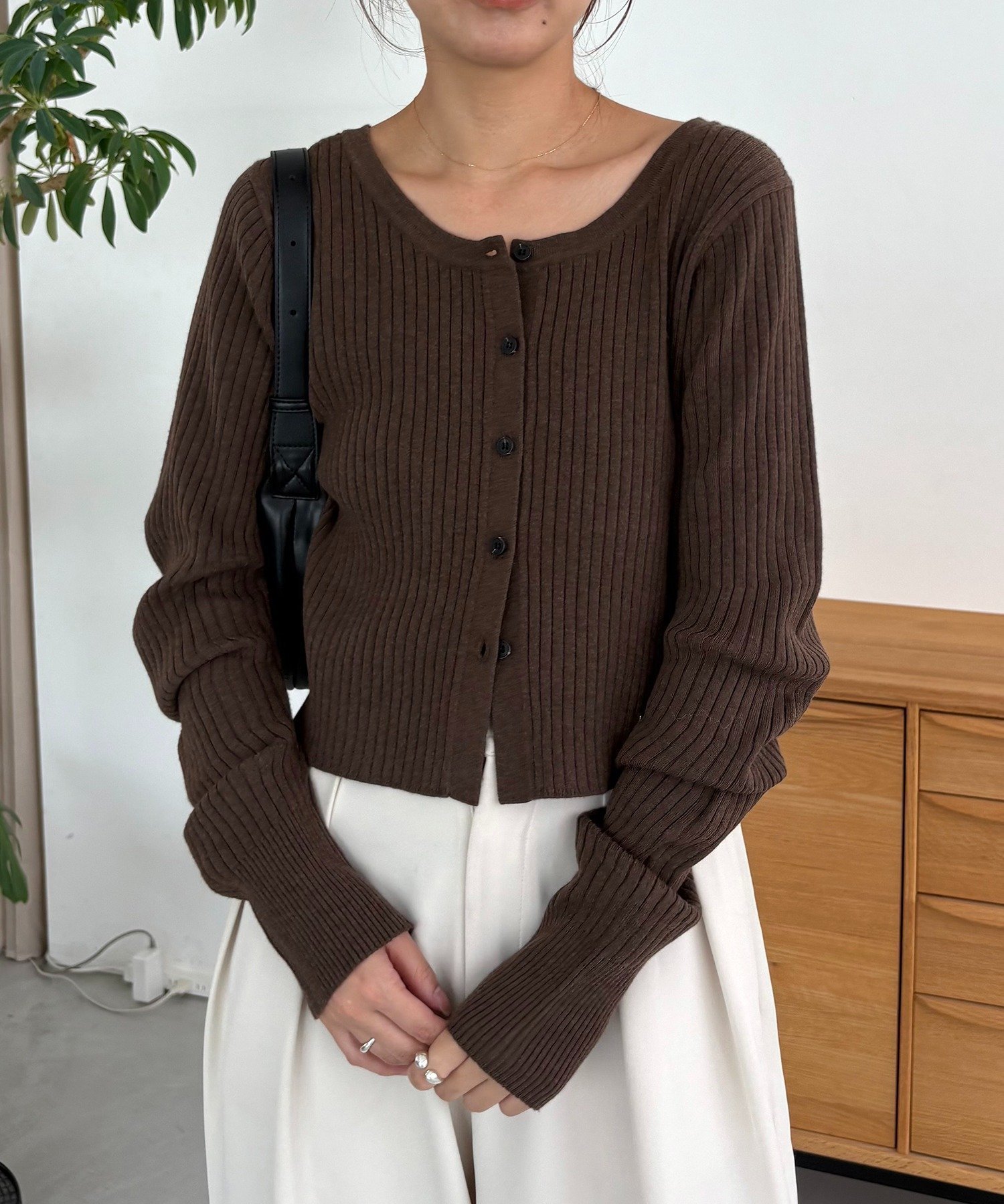 【カプリシューレマージュ/CAPRICIEUX LEMAGE】の【新色/オフホワイト】【前後2WAY】カーブスリーブリブニット インテリア・キッズ・メンズ・レディースファッション・服の通販 founy(ファニー) 　ファッション　Fashion　レディースファッション　Fashion for Women　トップス・カットソー　Cut & Sew Tops　ニット　Knit Tops & Sweaters　カーディガン　Cardigan, Knitwear　コンパクト　Compact, Small Size　コーデュロイ　Corduroy, Cord Fabric　ショート　Short, Short Length　シンプル　Simple, Minimal　トレンド　Trend, Trending Now　バランス　Balance, Style Balance　プレート　Plate, Dish　ベロア　Velour, Soft Velvet　マキシ　Maxi, Full Length　ワイド　Wide, Wide Fit　ワンポイント　One Point, Statement Accent　人気　Popular, Best Seller　台形　A-Line, Trapezoid Shape　ブラウン|ID: prp329100004759104 ipo3291000000034604065