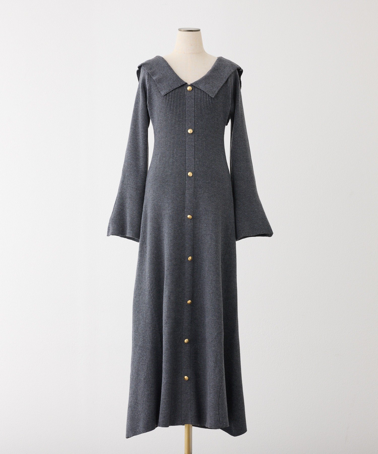 【ナイスクラップ/NICE CLAUP】の襟付き金ボタンニットロングワンピース インテリア・キッズ・メンズ・レディースファッション・服の通販 founy(ファニー) ファッション Fashion レディースファッション Fashion for Women ワンピース Dresses カーディガン Cardigan, Knitwear ガーリー Girly, Feminine Style シンプル Simple, Minimal フェミニン Feminine, Girly ロング Long, Long-Length 冬 Winter / This Winter おすすめ Recommended / Our Picks 2025年 2025 2025-2026秋冬・A/W Autumn/Winter 2025–26 AW25–26 チャコールグレー|ID: prp329100004759309 ipo3291000000034437130