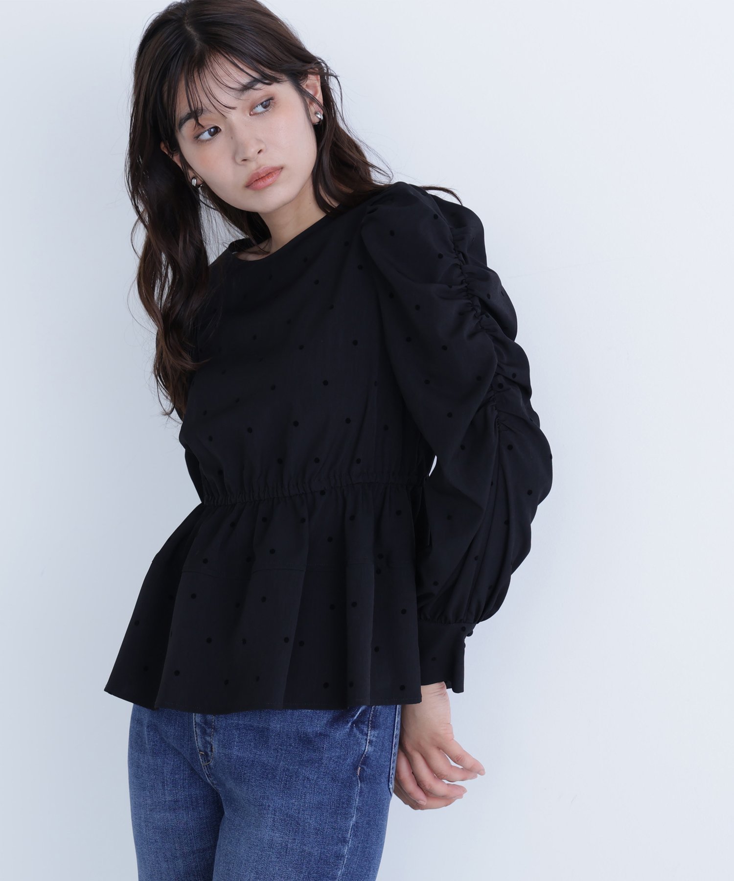 【ナチュラル ビューティー ベーシック/NATURAL BEAUTY BASIC】のフロッキードットペプラムブラウス インテリア・キッズ・メンズ・レディースファッション・服の通販 founy(ファニー) 　ファッション　Fashion　レディースファッション　Fashion for Women　トップス・カットソー　Cut & Sew Tops　シャツ・ブラウス・オフィスカジュアル　Elegant Blouses & Button-Ups　カフス　Cuff Design　ギャザー　Gathered, Ruffled　スリーブ　Sleeve, Long Sleeve / Short Sleeve　ペプラム　Peplum, Flared Hem　リボン　Ribbon, Bow　ブラック×ブラック2|ID: prp329100004759435 ipo3291000000034438488