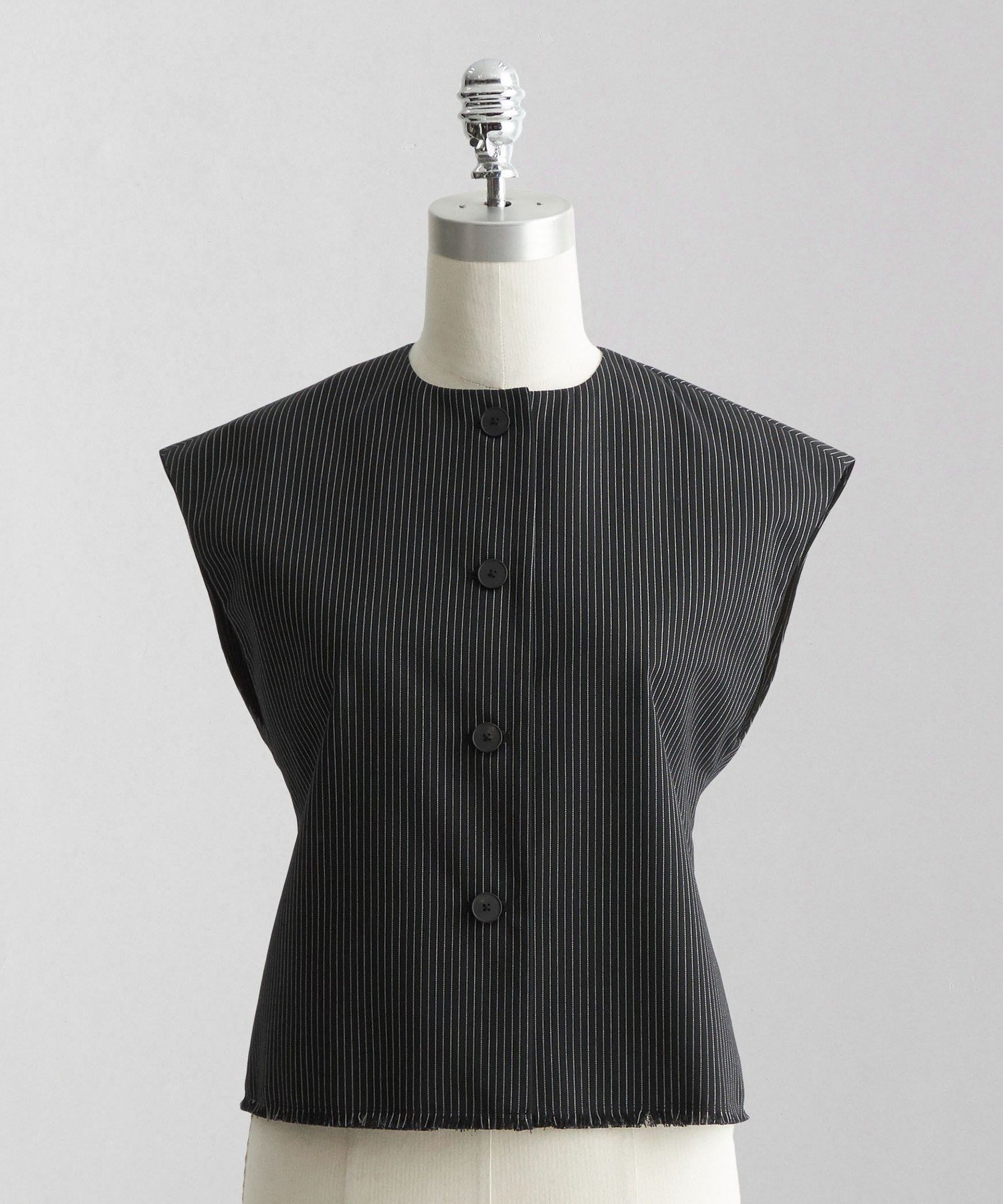 【ユナイテッドアローズ/UNITED ARROWS】のLOEFF ピンストライプ ギャバ ベスト インテリア・キッズ・メンズ・レディースファッション・服の通販 founy(ファニー) 　ファッション　Fashion　レディースファッション　Fashion for Women　アウター　Coat / Outerwear Collection　トップス・カットソー　Cut & Sew Tops　ベスト&ジレ / 重ね着スタイル　Vests & Gilets　クロップド　Cropped, Short Length　ストライプ　Stripe, Striped Pattern　スマート　Smart, Elegant　スリーブ　Sleeve, Long Sleeve / Short Sleeve　セットアップ　Set-Up, Coordinated Outfit　バランス　Balance, Style Balance　フィット　Fit, Slim Fit　フリンジ　Fringe, Tassel　フレア　Flare, Flared　フレンチ　French, French Style　ベスト　Vest, Waistcoat　マニッシュ　Mannish, Boyish　アウトレット　Outlet / Clearance　おすすめ　Recommended / Our Picks　BLACK|ID: prp329100004759452 ipo3291000000034438659