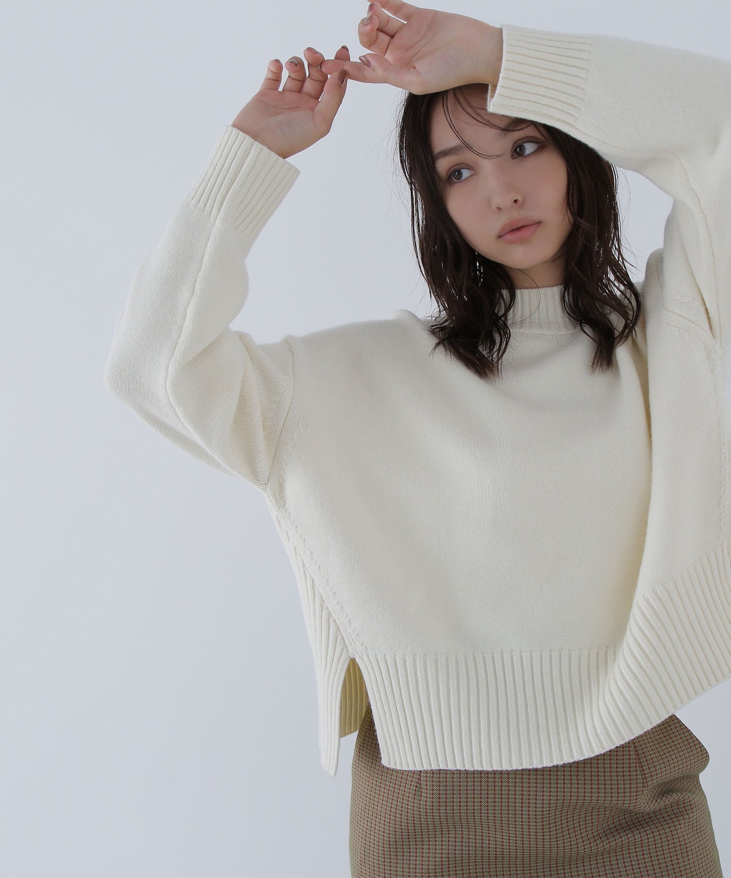 【ナチュラル ビューティー ベーシック/NATURAL BEAUTY BASIC】のサイドスリットハイネックニット インテリア・キッズ・メンズ・レディースファッション・服の通販 founy(ファニー) 　ファッション　Fashion　レディースファッション　Fashion for Women　トップス・カットソー　Cut & Sew Tops　ニット　Knit Tops & Sweaters　ショルダー　Shoulder, Shoulder Strap　シンプル　Simple, Minimal　スリット　Slit, Slit Detail　ドロップ　Drop Shoulder, Dropped Style　フラット　Flat, Flat Shoes　ボトルネック　Bottle Neck, Mock Neck　リラックス　Relax, Relaxed Fit　冬　Winter / This Winter　防寒　Cold Protection, Winter-Ready　オフホワイト1|ID: prp329100004759460 ipo3291000000034438737