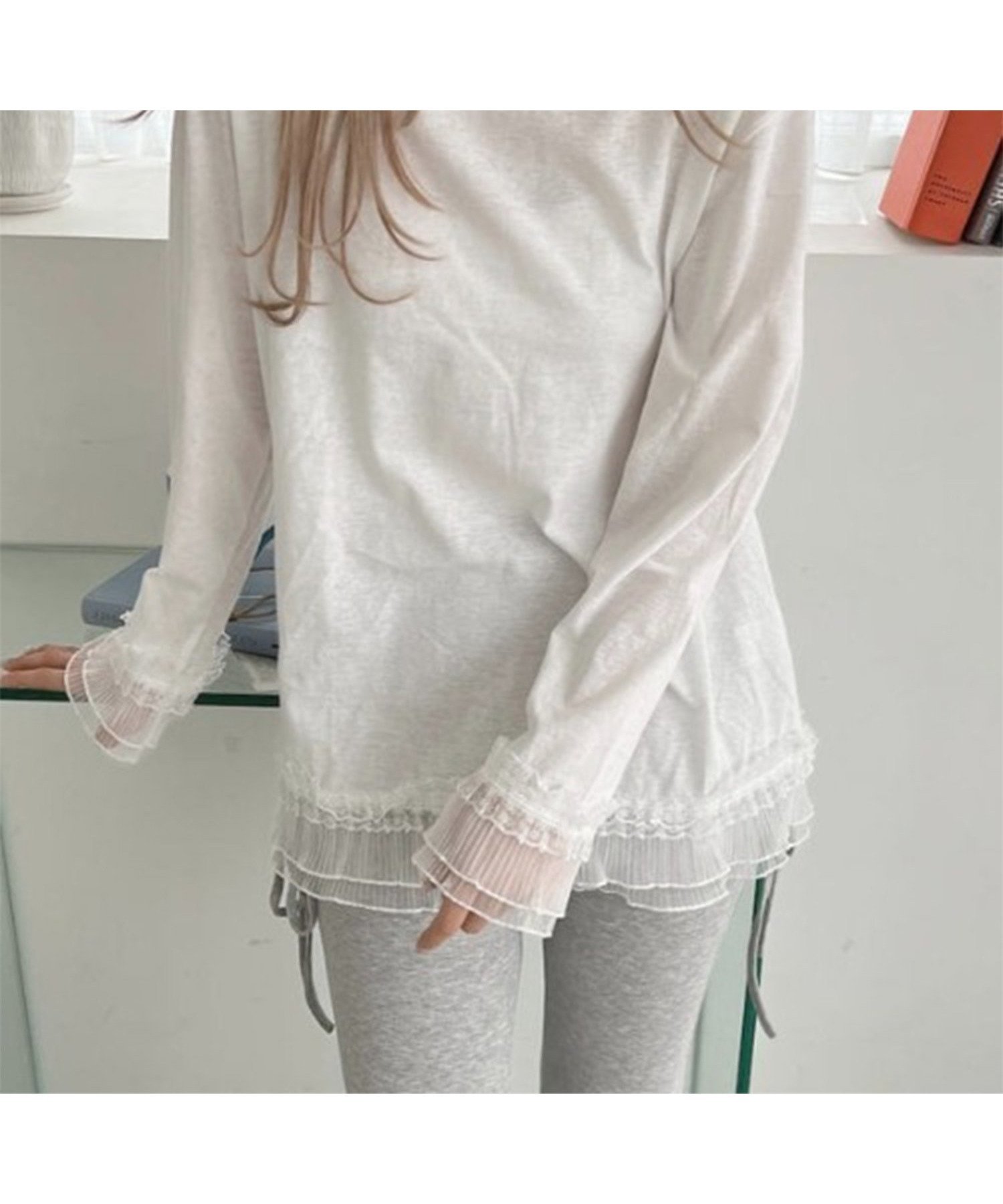 【アウトフィッター ラボ/Outfitter lab】の裾レースルーズトップス インテリア・キッズ・メンズ・レディースファッション・服の通販 founy(ファニー) 　ファッション　Fashion　レディースファッション　Fashion for Women　トップス・カットソー　Cut & Sew Tops　ウェーブ　Wavy Pattern　ガーリー　Girly, Feminine Style　シンプル　Simple, Minimal　チュール　Tulip, Tulip Motif　デニム　Denim, Jeans Material　トレンド　Trend, Trending Now　ネックレス　Necklace, Pendant Necklace　長袖　Long Sleeve, Full Sleeve　プリーツ　Pleats, Pleated　ミニスカート　Mini Skirt, Short Skirt　無地　Plain, Solid Color　レース　Lace, Lace Fabric　冬　Winter / This Winter　A/W・秋冬　Autumn/Winter　おすすめ　Recommended / Our Picks　ホワイト|ID: prp329100004759840 ipo3291000000034505844