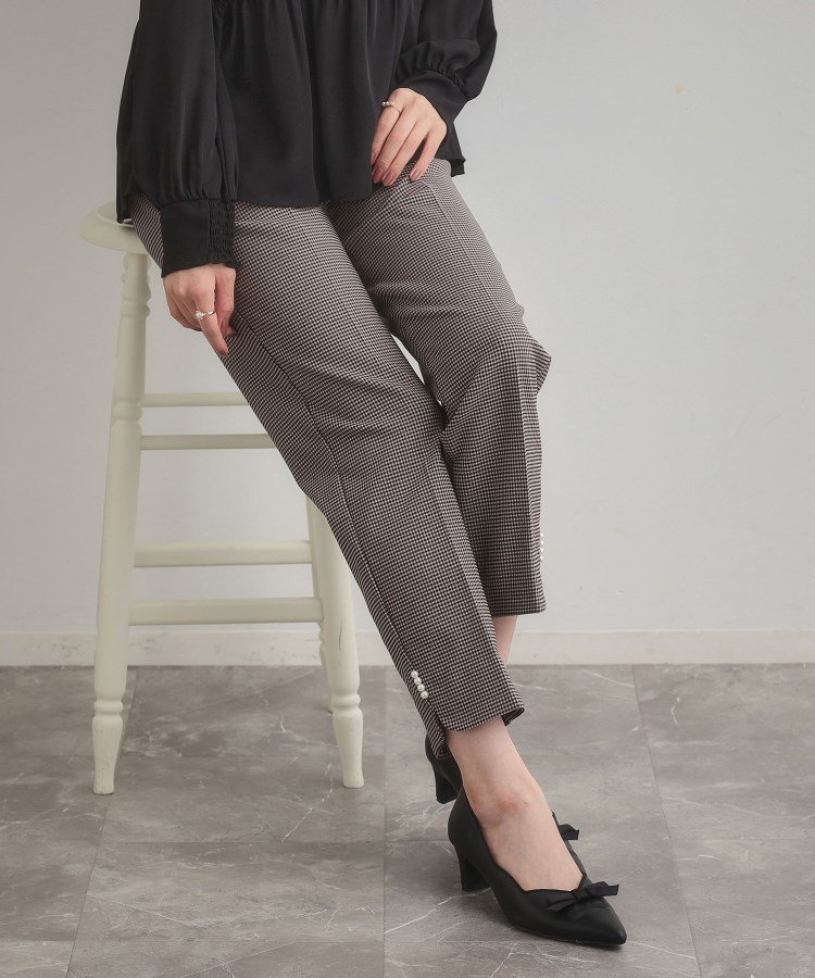 【クチュール ブローチ/Couture Brooch】の裏起毛パール調スカラ裾デザインパンツ インテリア・キッズ・メンズ・レディースファッション・服の通販 founy(ファニー)  ファッション Fashion レディースファッション Fashion for Women パンツ Pants & Trousers おすすめ Recommended / Our Picks ストレッチ Stretch, Stretchy Fabric ストレート Straight, Straight Cut スマート Smart, Elegant センター Center, Center Line チェック Check, Plaid, Tartan パール Pearl, Pearl Accent ブーティ Booties, Ankle Boots ポケット Pocket, Pocket Detail 無地 Plain, Solid Color グレージュ|ID: prp329100004759964 ipo3291000000034444077