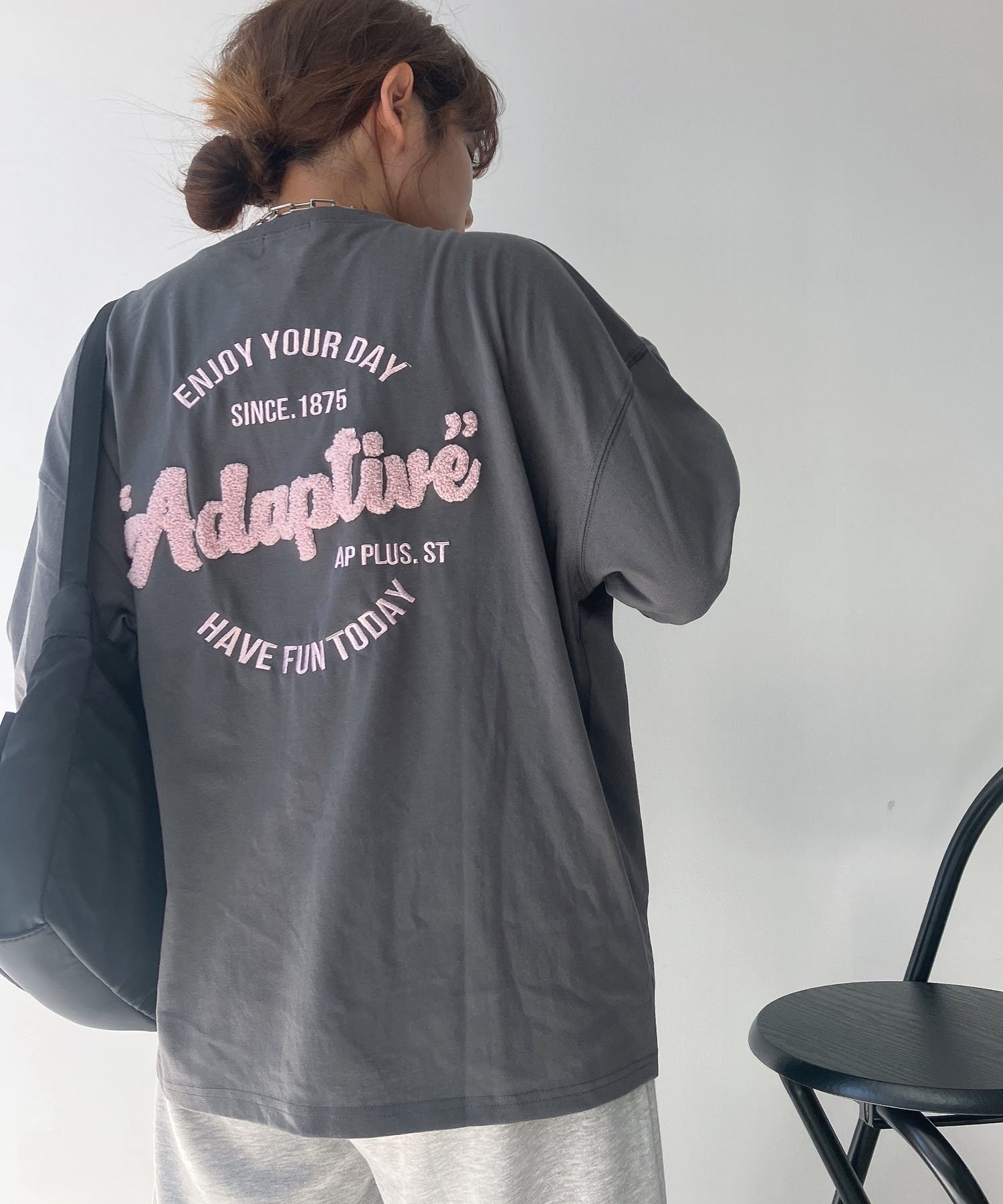 【アズノウアズ プラス/AS KNOW AS plus】の♪アソートデザイン サガラロゴ刺繍ロンT インテリア・キッズ・メンズ・レディースファッション・服の通販 founy(ファニー) ファッション Fashion レディースファッション Fashion for Women トップス・カットソー Cut & Sew Tops ロングTシャツ・Tシャツ Longline T-Shirts & Tees カーゴパンツ Cargo Pants, Utility Pants ガーリー Girly, Feminine Style シンプル Simple, Minimal デニム Denim, Jeans Material フロント Front, Front Design ボトム Bottoms, Lower Wear ルーズ Loose, Oversized 再入荷 Restock / Back in Stock おすすめ Recommended / Our Picks チャコールA|ID: prp329100004760016 ipo3291000000034658970