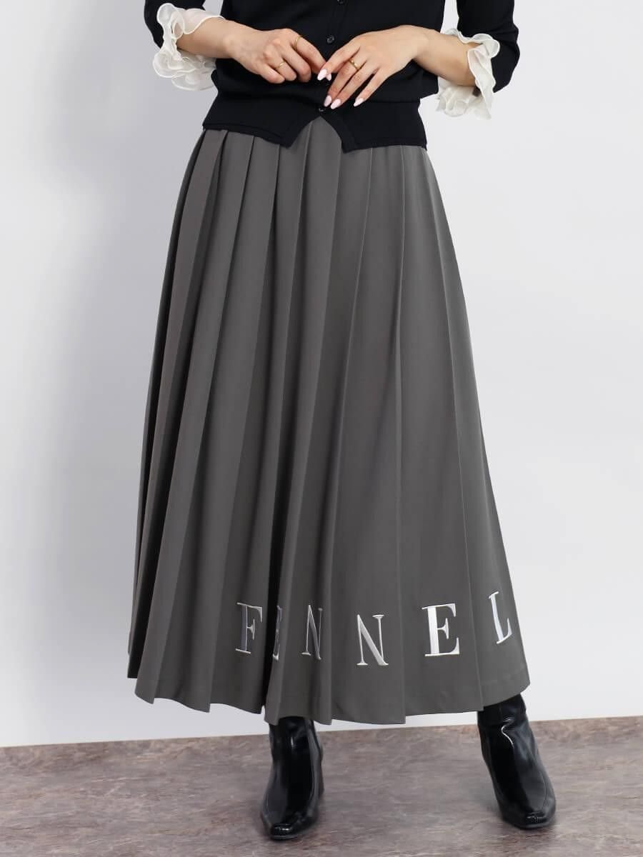 【ヴァン/Vin】の刺繍ロゴプリーツスカート インテリア・キッズ・メンズ・レディースファッション・服の通販 founy(ファニー) 　ファッション　Fashion　レディースファッション　Fashion for Women　スカート　Skirts　プリーツスカート / 上品フェミニンスタイル　Pleated Skirts　クラシカル　Classical, Vintage-Inspired　シンプル　Simple, Minimal　プリーツ　Pleats, Pleated　エレガント 上品　Elegant　A/W・秋冬　Autumn/Winter　チャコールグレー|ID: prp329100004760965 ipo3291000000034597719