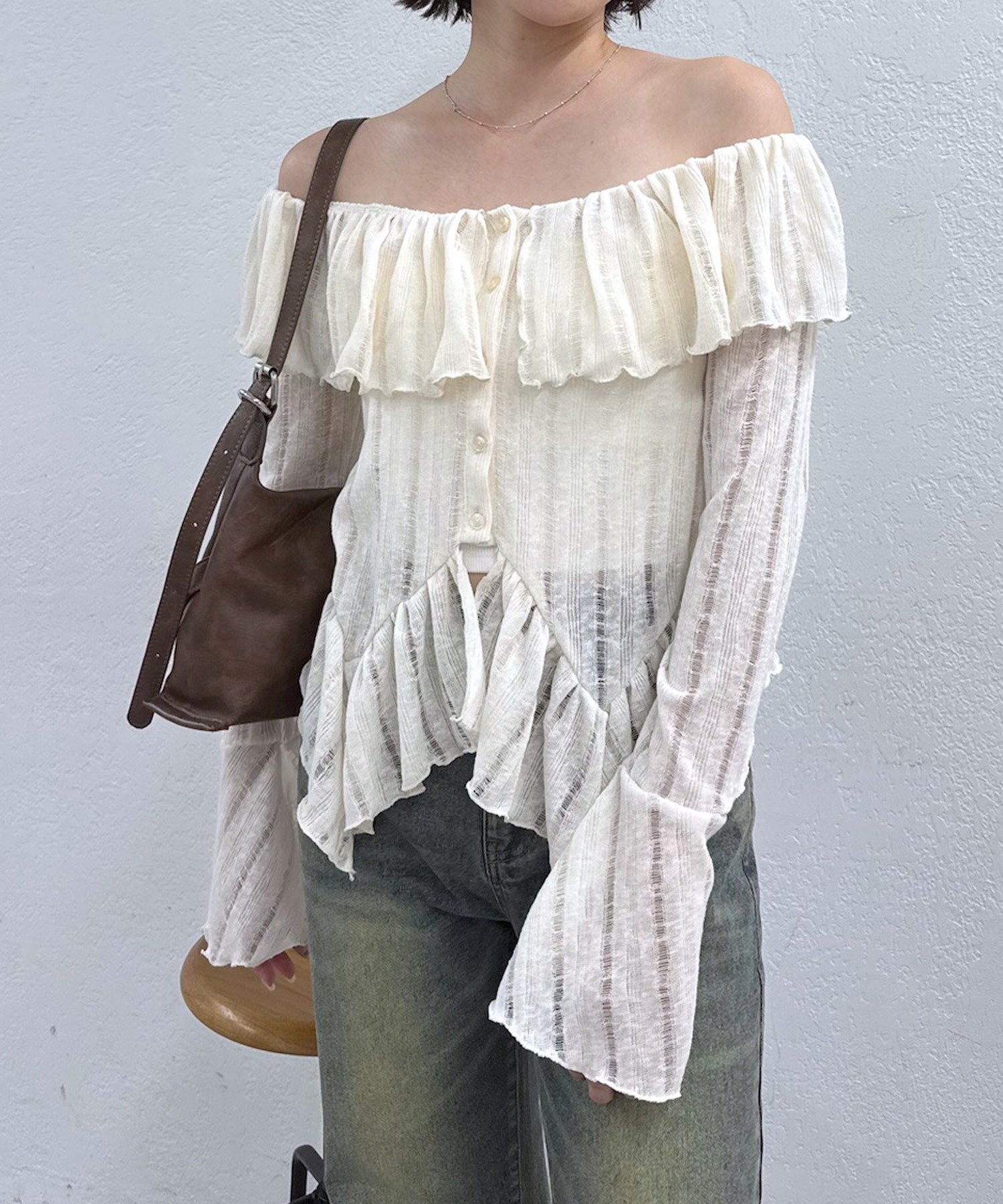 【パルグループ/PAL GROUP】の【mystic】 mline ティアードオフショルブラウス インテリア・キッズ・メンズ・レディースファッション・服の通販 founy(ファニー) 　ファッション　Fashion　レディースファッション　Fashion for Women　トップス・カットソー　Cut & Sew Tops　シャツ・ブラウス・オフィスカジュアル　Elegant Blouses & Button-Ups　アシンメトリー　Asymmetrical Style　カッティング　Cutting Detail　ギャザー　Gathered, Ruffled　デコルテ　Décolleté, Neckline　デニム　Denim, Jeans Material　フェミニン　Feminine, Girly　フリル　Frill, Ruffle　再入荷　Restock / Back in Stock　アイボリー|ID: prp329100004761033 ipo3291000000034486808