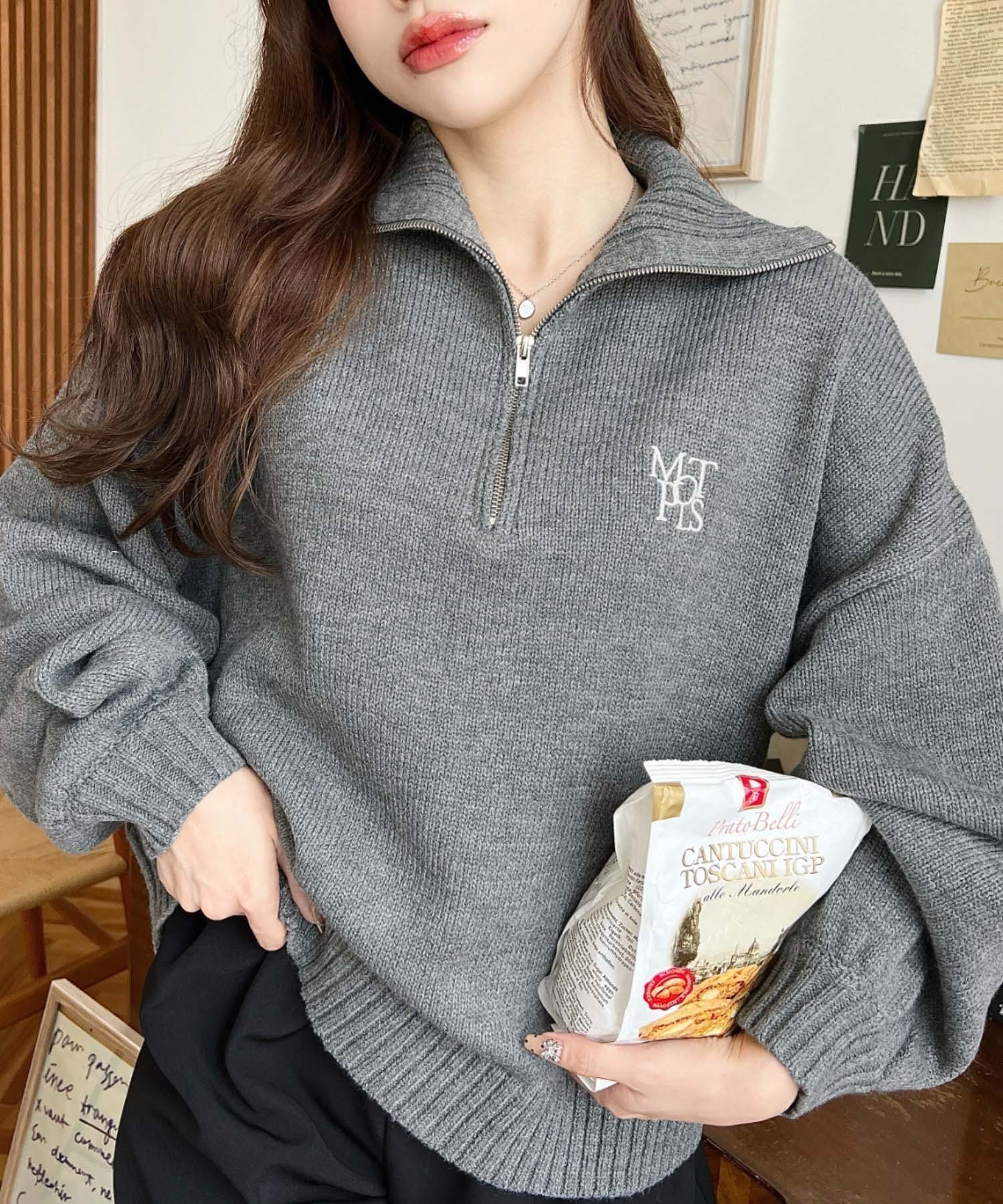 【モーメントプラス/moment+ / MEN】のハーフジップワンポイント刺繍入りニットプルオーバー インテリア・キッズ・メンズ・レディースファッション・服の通販 founy(ファニー) 　ファッション　Fashion　メンズファッション　Fashion for Men　トップス・カットソー　Cut & Sew Tops　ニット・セーター / 定番トップス　Knit Tops & Sweaters　インナー　Innerwear　シルバー　Silver, Metallic Silver　シンプル　Simple, Minimal　ジップ　Zip, Zipper　ストレート　Straight, Straight Cut　スリーブ　Sleeve, Long Sleeve / Short Sleeve　センター　Center, Center Line　デニム　Denim, Jeans Material　トレンド　Trend, Trending Now　フロント　Front, Front Design　ベーシック　Basic, Essential　ボトム　Bottoms, Lower Wear　マーメイド　Mermaid, Fishtail Silhouette　ワンポイント　One Point, Statement Accent　再入荷　Restock / Back in Stock　プチプライス・低価格　Affordable / Budget Price　チャコールグレー|ID: prp329100004761354 ipo3291000000034610532