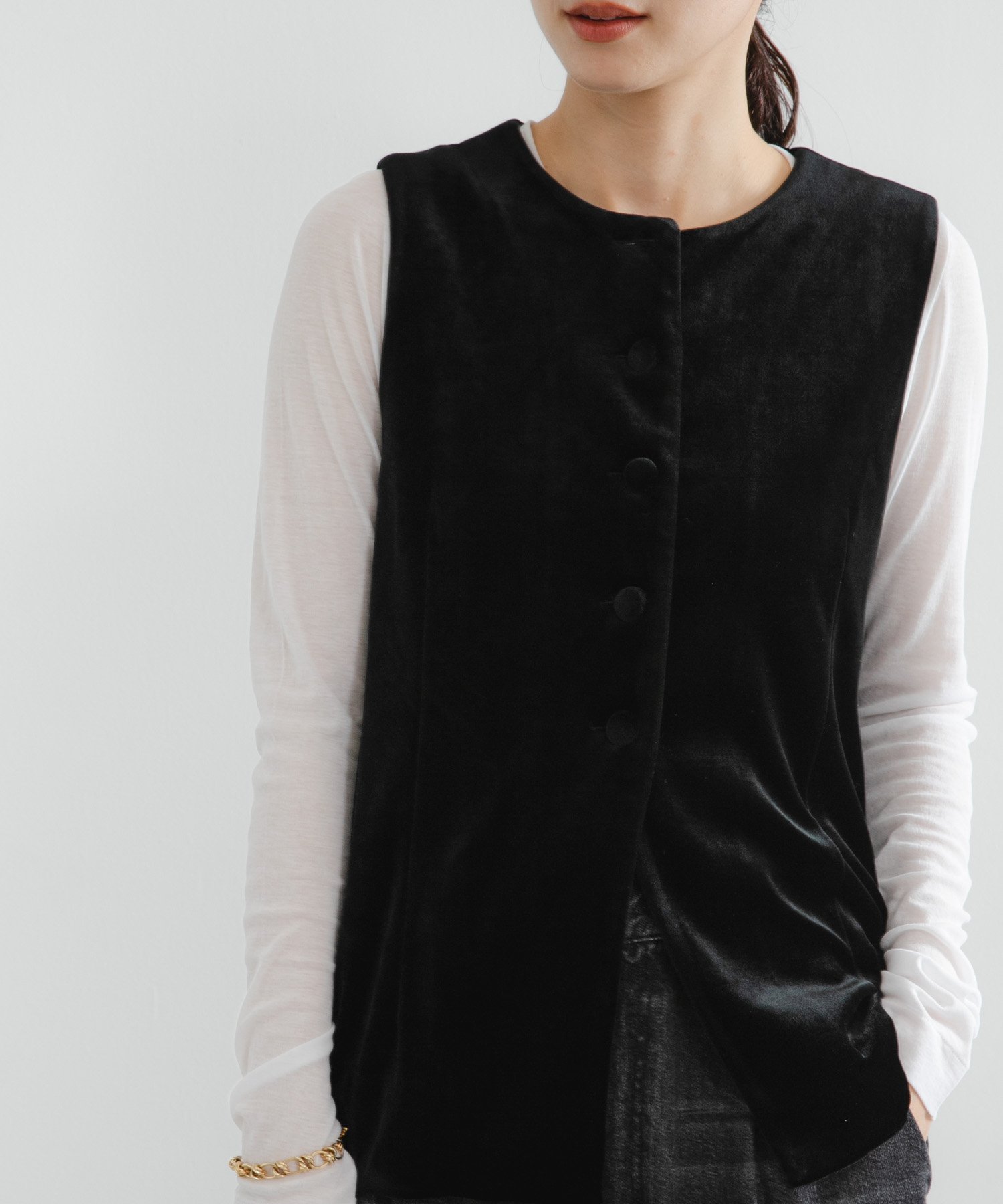 【アーバンリサーチ/URBAN RESEARCH】のベロアジレ インテリア・キッズ・メンズ・レディースファッション・服の通販 founy(ファニー) 　ファッション　Fashion　レディースファッション　Fashion for Women　アウター　Coat / Outerwear Collection　トップス・カットソー　Cut & Sew Tops　ベスト&ジレ / 重ね着スタイル　Vests & Gilets　ベロアトップス　Velour Tops / Velvet-Look Items　2025年　2025　2025-2026秋冬・A/W　Autumn/Winter 2025–26 AW25–26　冬　Winter / This Winter　おすすめ　Recommended / Our Picks　シアー　Sheer, See-Through　スラックス　Slacks, Dress Pants　デニム　Denim, Jeans Material　ノースリーブ　Sleeveless, No-Sleeve　ベロア　Velour, Soft Velvet　秋　Autumn　A/W・秋冬　Autumn/Winter　長袖　Long Sleeve, Full Sleeve　BLACK|ID: prp329100004761367 ipo3291000000034503476