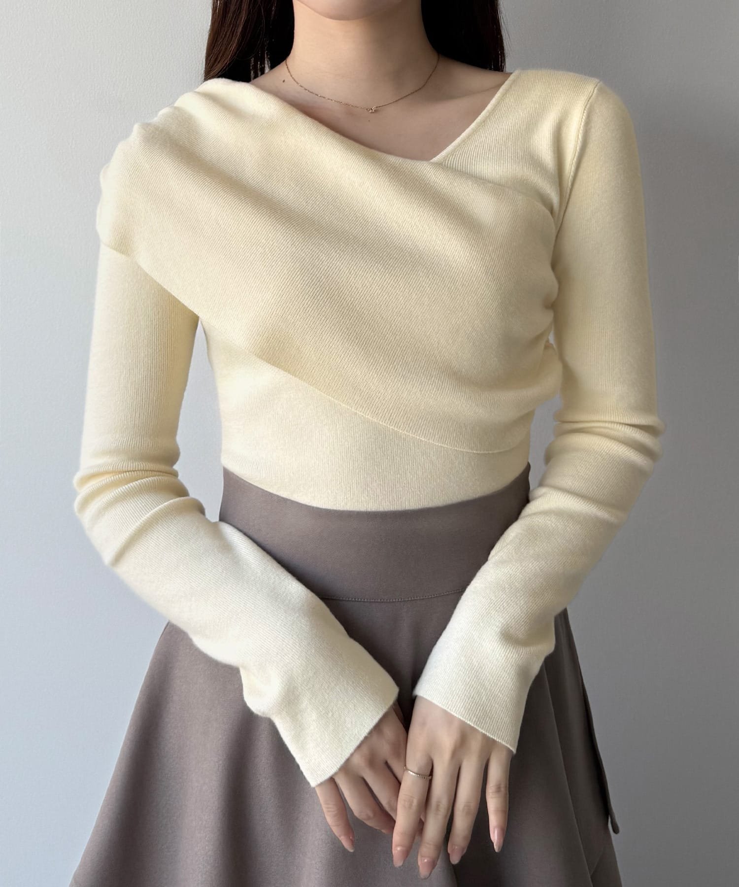 【ジュノア/JUNOAH】のmipiarl アシンメトリークロスニットトップス インテリア・キッズ・メンズ・レディースファッション・服の通販 founy(ファニー) ファッション Fashion レディースファッション Fashion for Women トップス・カットソー Cut & Sew Tops ニット Knit Tops & Sweaters アイボリー|ID: prp329100004761466 ipo3291000000034459723