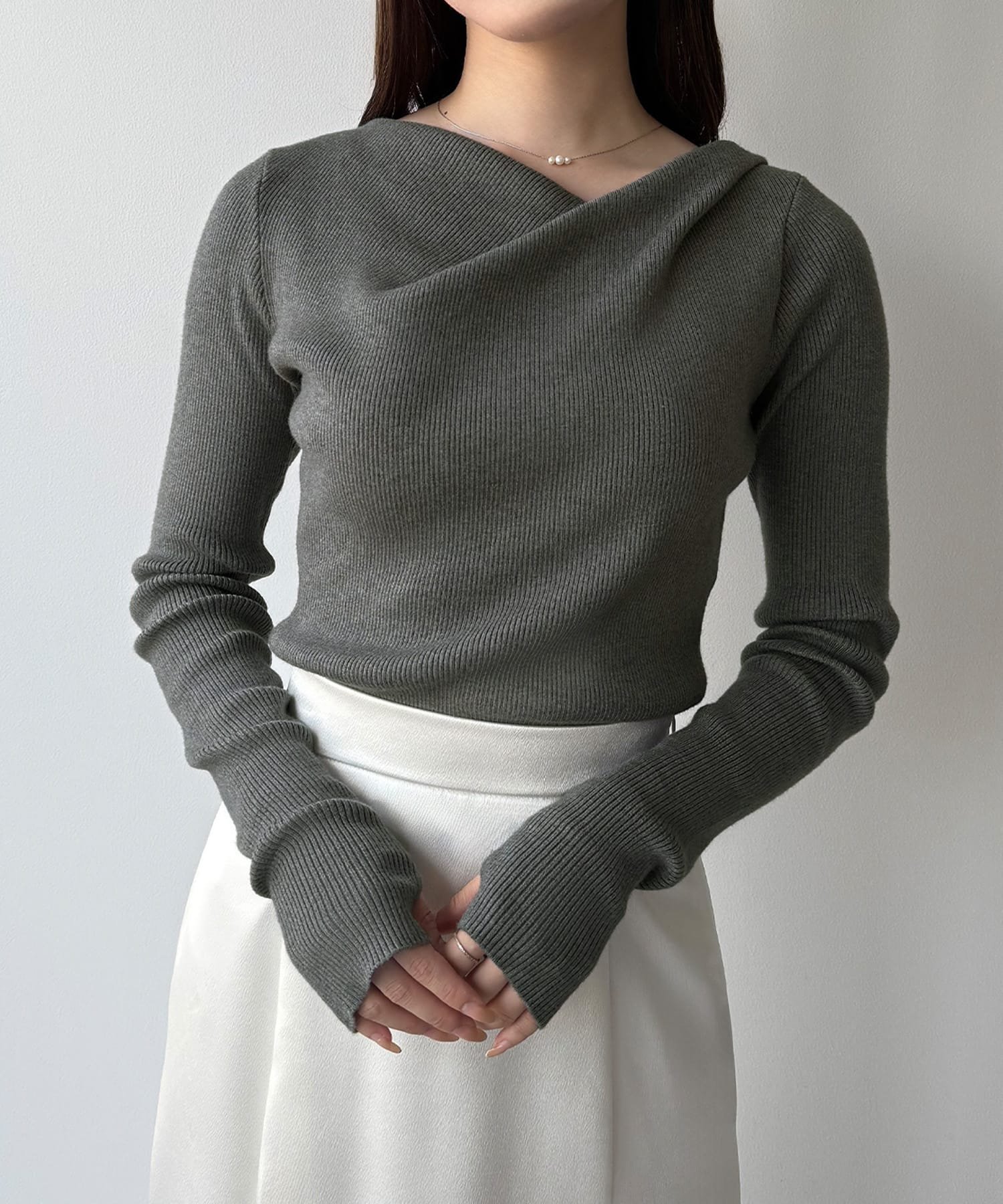 【ジュノア/JUNOAH】のmipiarl フィンガーホールドレープニットトップス インテリア・キッズ・メンズ・レディースファッション・服の通販 founy(ファニー) 　ファッション　Fashion　レディースファッション　Fashion for Women　トップス・カットソー　Cut & Sew Tops　ニット　Knit Tops & Sweaters　チャコール|ID: prp329100004762566 ipo3291000000034470014