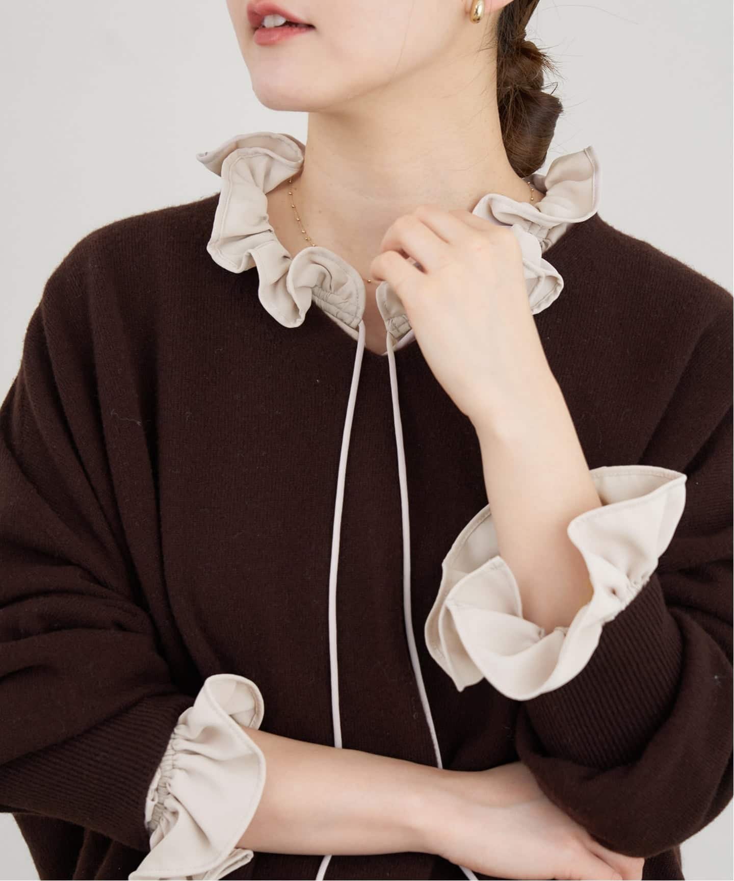 【イエナ/IENA】の襟フリルブラウス インテリア・キッズ・メンズ・レディースファッション・服の通販 founy(ファニー) ファッション Fashion レディースファッション Fashion for Women トップス・カットソー Cut & Sew Tops シャツ・ブラウス・オフィスカジュアル Elegant Blouses & Button-Ups 2025年 2025 2025-2026秋冬・A/W Autumn/Winter 2025–26 AW25–26 スマート Smart, Elegant スリーブ Sleeve, Long Sleeve / Short Sleeve フリル Frill, Ruffle エレガント 上品 Elegant ビジネス 仕事 通勤 Business / Work / Commuting ベージュ|ID: prp329100004762795 ipo3291000000034472119