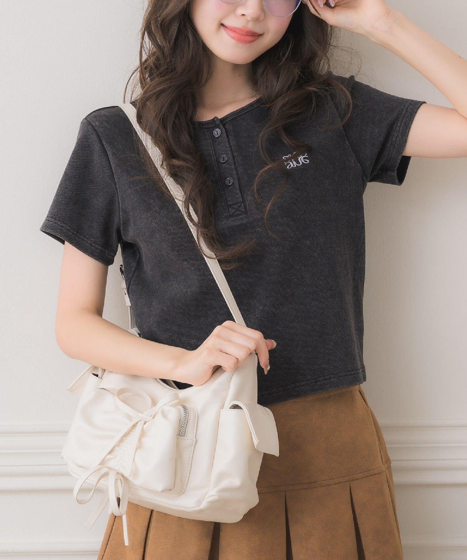 【レトロガール/RETRO GIRL】の刺繍入りヘンリーネックTEE インテリア・キッズ・メンズ・レディースファッション・服の通販 founy(ファニー) ファッション Fashion レディースファッション Fashion for Women おすすめ Recommended / Our Picks シンプル Simple, Minimal フリル Frill, Ruffle チャコール|ID: prp329100004763125 ipo3291000000034475159