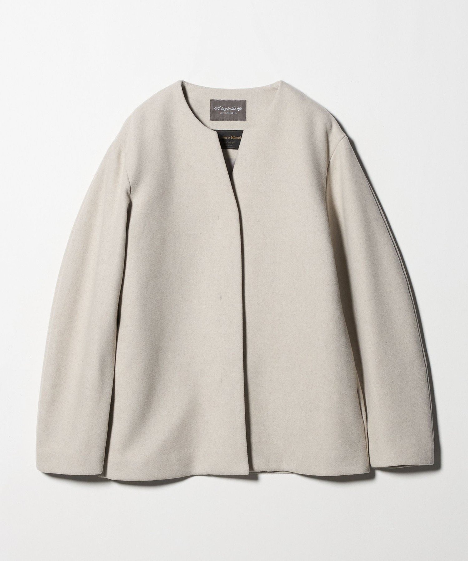 【ユナイテッドアローズ/UNITED ARROWS】のキーネック ショートコート A DAY IN THE LIFE インテリア・キッズ・メンズ・レディースファッション・服の通販 founy(ファニー) 　ファッション　Fashion　レディースファッション　Fashion for Women　アウター　Coat / Outerwear Collection　コート・ロングコート・ピーコート　Long Coats, Peacoats & More　ショート　Short, Short Length　シンプル　Simple, Minimal　ストール　Stole, Wrap　スリーブ　Sleeve, Long Sleeve / Short Sleeve　タイトスカート　Pencil Skirt, Tight Skirt　トレンド　Trend, Trending Now　なめらか　Smooth, Silky Texture　バランス　Balance, Style Balance　フェイス　Face, Facial Design　フロント　Front, Front Design　マフラー　Scarf, Muffler　メルトン　Melton, Heavy Wool　アウトレット　Outlet / Clearance　おすすめ　Recommended / Our Picks　エレガント 上品　Elegant　ビジネス 仕事 通勤　Business / Work / Commuting　OFF WHITE|ID: prp329100004763165 ipo3291000000034508314