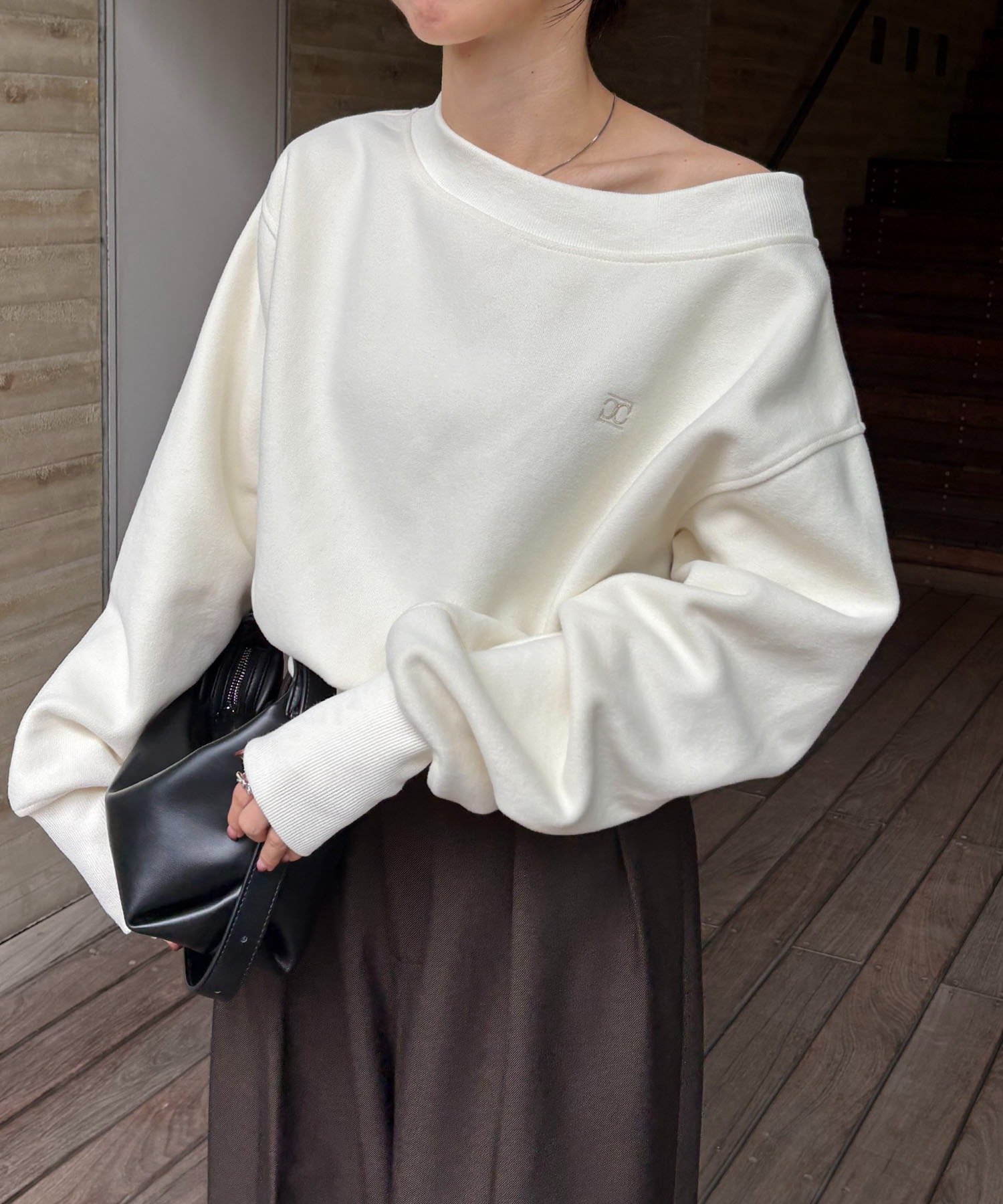 【カプリシューレマージュ/CAPRICIEUX LEMAGE】の1ポイントボンディングスウェット 人気、トレンドファッション・服の通販 founy(ファニー) 　ファッション　Fashion　レディースファッション　Fashion for Women　トップス・カットソー　Cut & Sew Tops　レディースパーカー・カジュアルフーディー　Casual Hoodies & Sweatshirts　スウェット・クルーネックトップス　Sweatshirts & Crewnecks / Relaxed Fit Sweat Tops　ショルダー　Shoulder, Shoulder Strap　スウェット / スエット　Sweatshirt, Sweatwear　スリット　Slit, Slit Detail　スリーブ　Sleeve, Long Sleeve / Short Sleeve　フレア　Flare, Flared　ボンディング　Bonding, Bonded Fabric　マキシ　Maxi, Full Length　ワイド　Wide, Wide Fit　ワンポイント　One Point, Statement Accent　冬　Winter / This Winter　 other-1|ID: prp329100004763942 ipo3291000000034586217