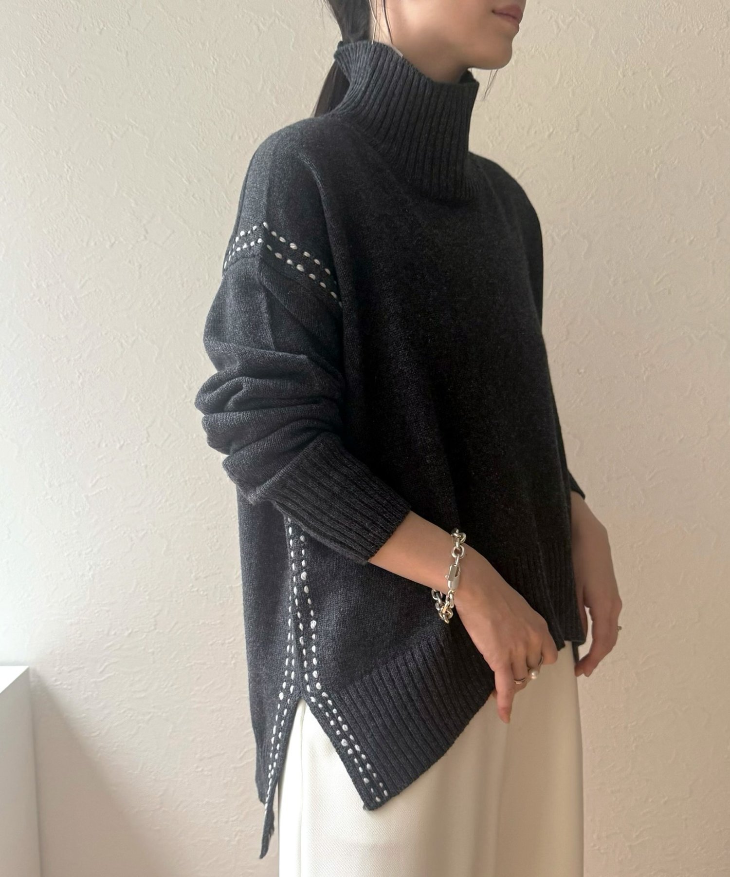 【ビアズリー/BEARDSLEY】のステッチニット インテリア・キッズ・メンズ・レディースファッション・服の通販 founy(ファニー) ファッション Fashion レディースファッション Fashion for Women トップス・カットソー Cut & Sew Tops ニット Knit Tops & Sweaters スリット Slit, Slit Detail ハイネック High Neck, Mock Neck フロント Front, Front Design 楽ちん Easy Fit, Comfortable 再入荷 Restock / Back in Stock チャコールグレー|ID: prp329100004764540 ipo3291000000034776751