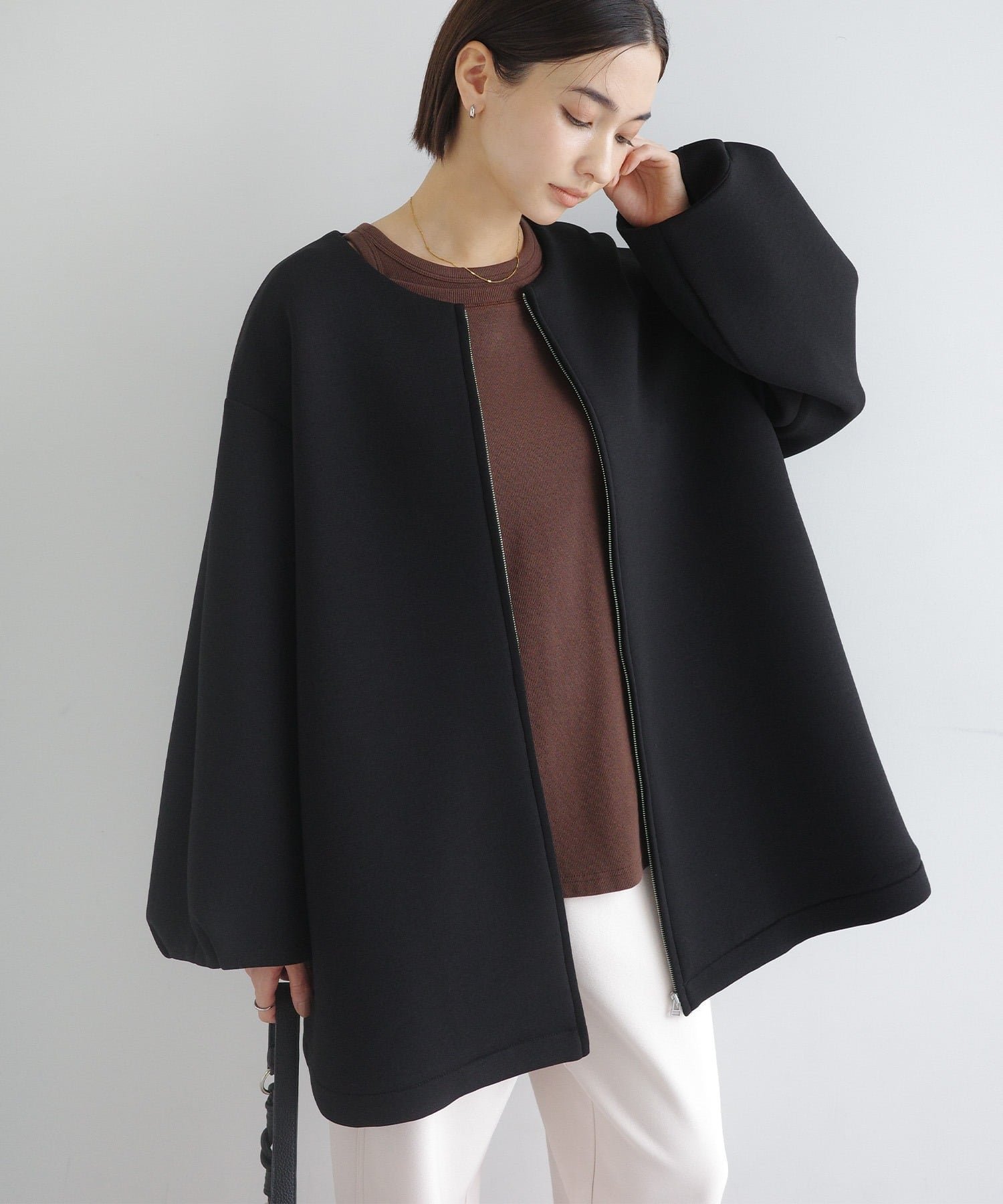 【アンドミー/andme】のダンボール ミドル コート evernavy エバーネイビー インテリア・キッズ・メンズ・レディースファッション・服の通販 founy(ファニー) 　ファッション　Fashion　レディースファッション　Fashion for Women　アウター　Coat / Outerwear Collection　コート・ロングコート・ピーコート　Long Coats, Peacoats & More　タートルネック　Turtleneck, High Neck　トレンド　Trend, Trending Now　ハイネック　High Neck, Mock Neck　フォルム　Silhouette, Form　ポケット　Pocket, Pocket Detail　ミドル　Middle Length, Mid Height　おすすめ　Recommended / Our Picks　エレガント 上品　Elegant　ビジネス 仕事 通勤　Business / Work / Commuting　ブラック|ID: prp329100004765337 ipo3291000000034499926