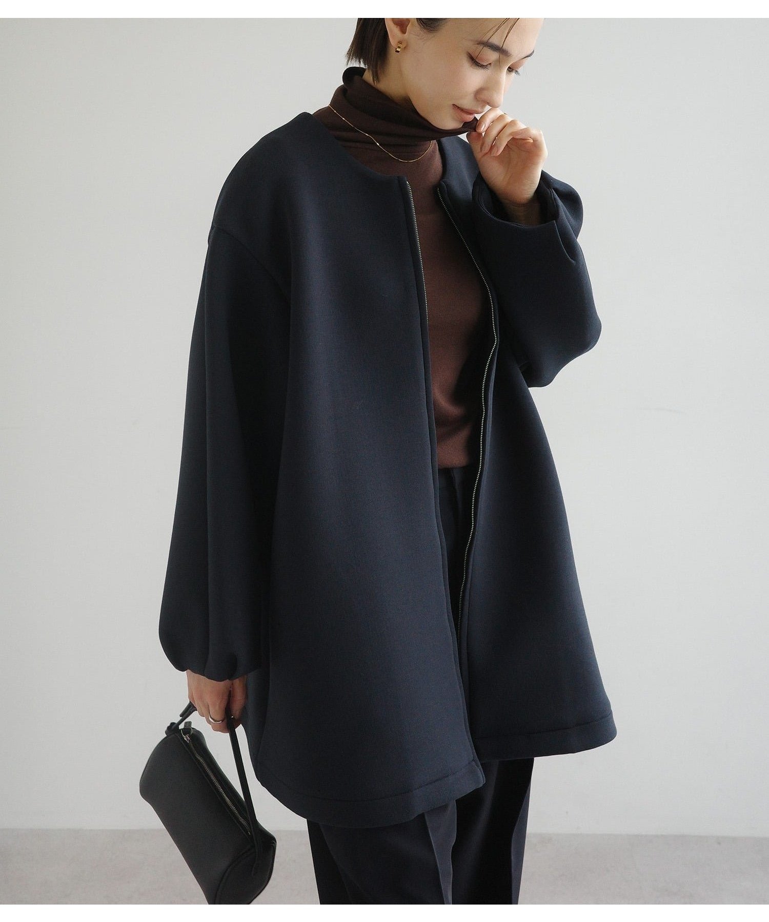 【アンドミー/andme】のダンボール ミドル コート evernavy エバーネイビー インテリア・キッズ・メンズ・レディースファッション・服の通販 founy(ファニー) 　ファッション　Fashion　レディースファッション　Fashion for Women　アウター　Coat / Outerwear Collection　コート・ロングコート・ピーコート　Long Coats, Peacoats & More　タートルネック　Turtleneck, High Neck　トレンド　Trend, Trending Now　ハイネック　High Neck, Mock Neck　フォルム　Silhouette, Form　ポケット　Pocket, Pocket Detail　ミドル　Middle Length, Mid Height　おすすめ　Recommended / Our Picks　エレガント 上品　Elegant　ビジネス 仕事 通勤　Business / Work / Commuting　ネイビー|ID: prp329100004765337 ipo3291000000034499930