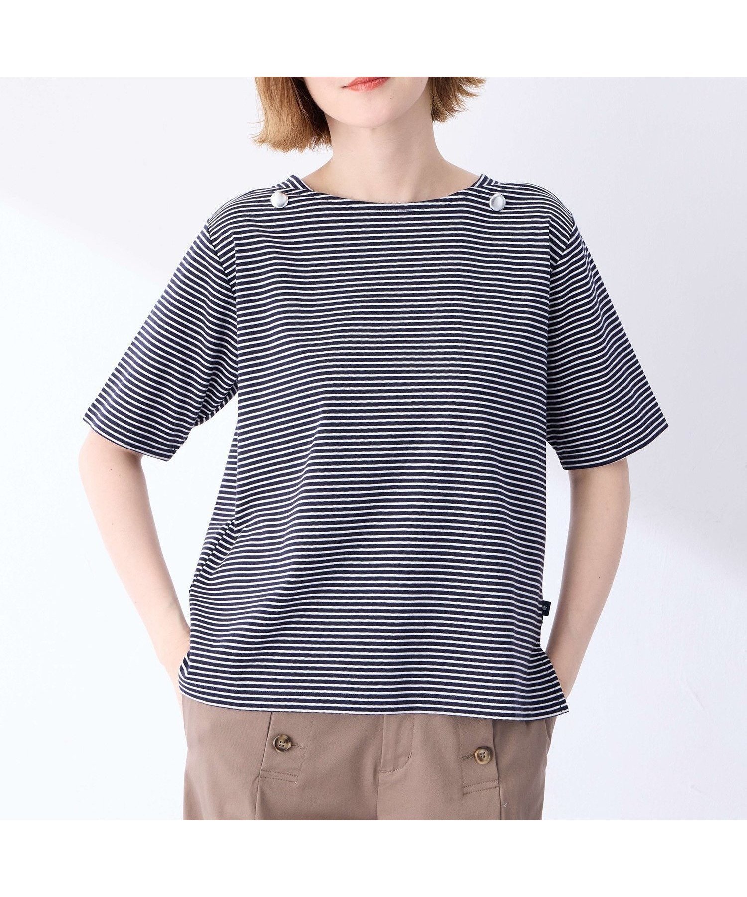 【プチ オンフルール/Petit Honfleur】の【冷感】ボタンボーダープルオーバー インテリア・キッズ・メンズ・レディースファッション・服の通販 founy(ファニー) 　ファッション　Fashion　レディースファッション　Fashion for Women　トップス・カットソー　Cut & Sew Tops　カジュアルプルオーバー・ニットトップス　Pullovers & Knit Tops / Casual Pullovers　おすすめ　Recommended / Our Picks　ショルダー　Shoulder, Shoulder Strap　シンプル　Simple, Minimal　スリット　Slit, Slit Detail　無地　Plain, Solid Color　ネイビー|ID: prp329100004765474 ipo3291000000034501181