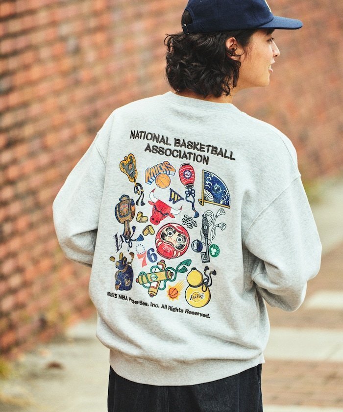 【フリークスストア/FREAK'S STORE】のNBA 別注 和柄ランダムロゴ クルーネックスウェット 25AW インテリア・キッズ・メンズ・レディースファッション・服の通販 founy(ファニー) 　ファッション　Fashion　レディースファッション　Fashion for Women　トップス・カットソー　Cut & Sew Tops　レディースパーカー・カジュアルフーディー　Casual Hoodies & Sweatshirts　スウェット・クルーネックトップス　Sweatshirts & Crewnecks / Relaxed Fit Sweat Tops　2025年　2025　2025-2026秋冬・A/W　Autumn/Winter 2025–26 AW25–26　冬　Winter / This Winter　おすすめ　Recommended / Our Picks　キャップ　Cap, Baseball Cap　グラフィック　Graphic, Graphic Design　スニーカー　Sneakers, Trainers　フロント　Front, Front Design　プリント　Print, Printed Pattern　ランダム　Random, Irregular　ワイド　Wide, Wide Fit　ワンポイント　One Point, Statement Accent　別注　Limited Edition, Custom Order　定番　Standard, Basic Item　A/W・秋冬　Autumn/Winter　ライトグレー|ID: prp329100004765624 ipo3291000000034896010