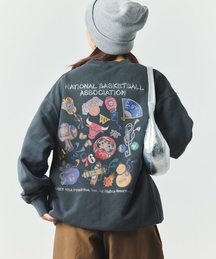 【フリークスストア/FREAK'S STORE】のNBA 別注 和柄ランダムロゴ クルーネックスウェット 25AW インテリア・キッズ・メンズ・レディースファッション・服の通販 founy(ファニー) 　ファッション　Fashion　レディースファッション　Fashion for Women　トップス・カットソー　Cut & Sew Tops　レディースパーカー・カジュアルフーディー　Casual Hoodies & Sweatshirts　スウェット・クルーネックトップス　Sweatshirts & Crewnecks / Relaxed Fit Sweat Tops　2025年　2025　2025-2026秋冬・A/W　Autumn/Winter 2025–26 AW25–26　冬　Winter / This Winter　おすすめ　Recommended / Our Picks　キャップ　Cap, Baseball Cap　グラフィック　Graphic, Graphic Design　スニーカー　Sneakers, Trainers　フロント　Front, Front Design　プリント　Print, Printed Pattern　ランダム　Random, Irregular　ワイド　Wide, Wide Fit　ワンポイント　One Point, Statement Accent　別注　Limited Edition, Custom Order　定番　Standard, Basic Item　A/W・秋冬　Autumn/Winter　チャコールグレー|ID: prp329100004765624 ipo3291000000034896011