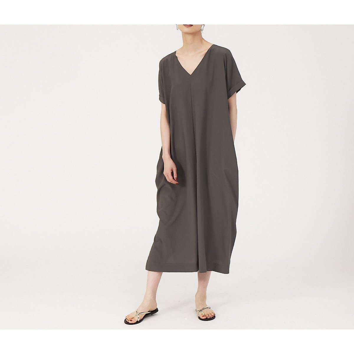 【カリテ/qualite】の【WEB・一部店舗限定】Vネックワンピース インテリア・キッズ・メンズ・レディースファッション・服の通販 founy(ファニー) ファッション Fashion レディースファッション Fashion for Women ワンピース Dresses サンダル Sandals, Summer Shoes シューズ Shoes, Footwear シンプル Simple, Minimal スリット Slit, Slit Detail 夏 Summer チャコールグレー|ID: prp329100004766202 ipo3291000000034509008