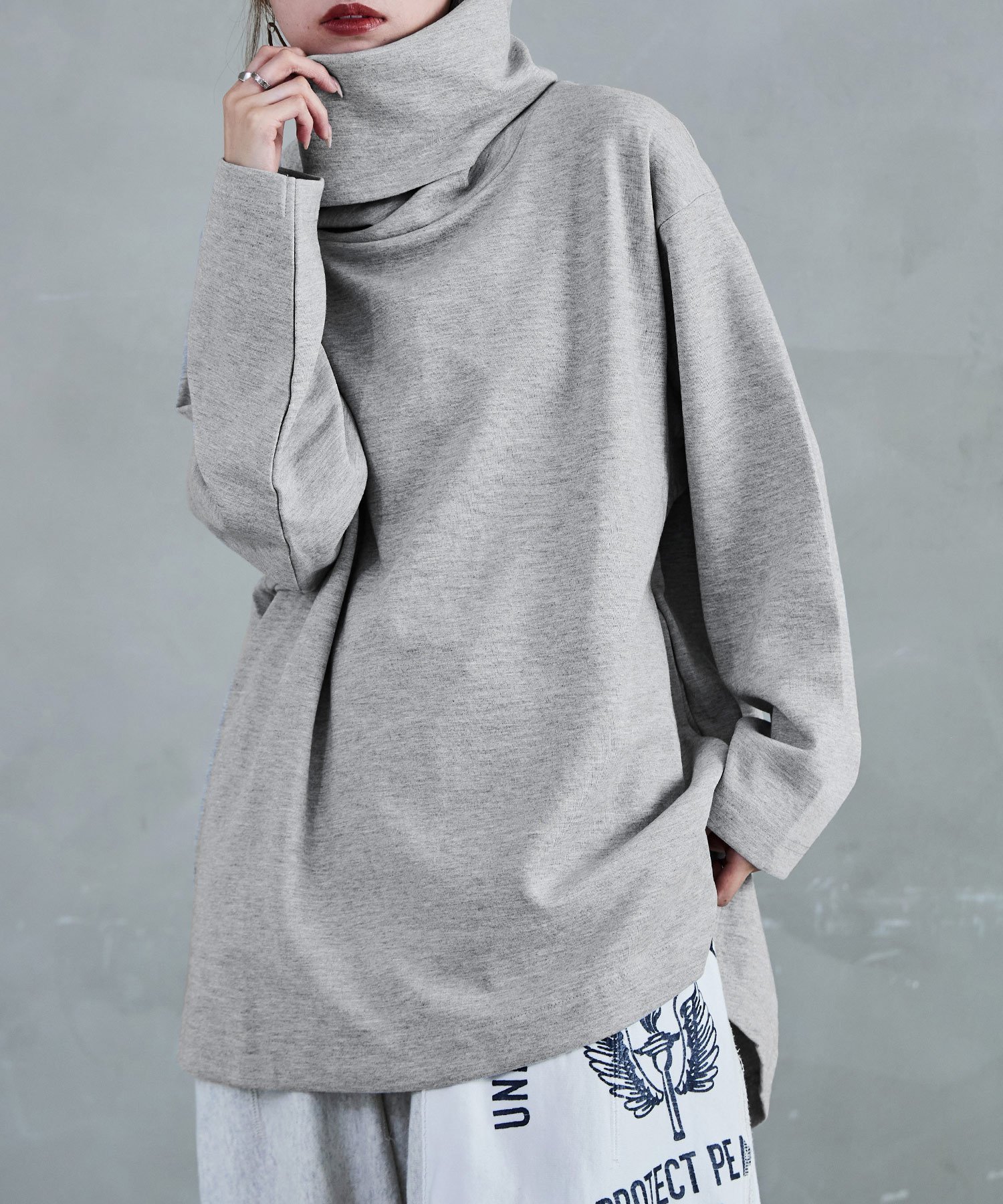 【ビーフラット/bflat】の【M-4L】オーバーサイズハイネックプルオーバー カットソー ビッグシルエット インテリア・キッズ・メンズ・レディースファッション・服の通販 founy(ファニー) 　ファッション　Fashion　レディースファッション　Fashion for Women　トップス・カットソー　Cut & Sew Tops　カジュアルプルオーバー・ニットトップス　Pullovers & Knit Tops / Casual Pullovers　カットソー・ベーシックTシャツ　Cut-and-Sewn Tops / Stretch Tees & Basics　おすすめ　Recommended / Our Picks　カットソー　Cut and Sewn Top　シンプル　Simple, Minimal　スウェット / スエット　Sweatshirt, Sweatwear　スラックス　Slacks, Dress Pants　スリット　Slit, Slit Detail　デニム　Denim, Jeans Material　ハイネック　High Neck, Mock Neck　ビッグ　Big, Oversized　ベーシック　Basic, Essential　ポケット　Pocket, Pocket Detail　A/W・秋冬　Autumn/Winter　長袖　Long Sleeve, Full Sleeve　杢グレー|ID: prp329100004766417 ipo3291000000034511891