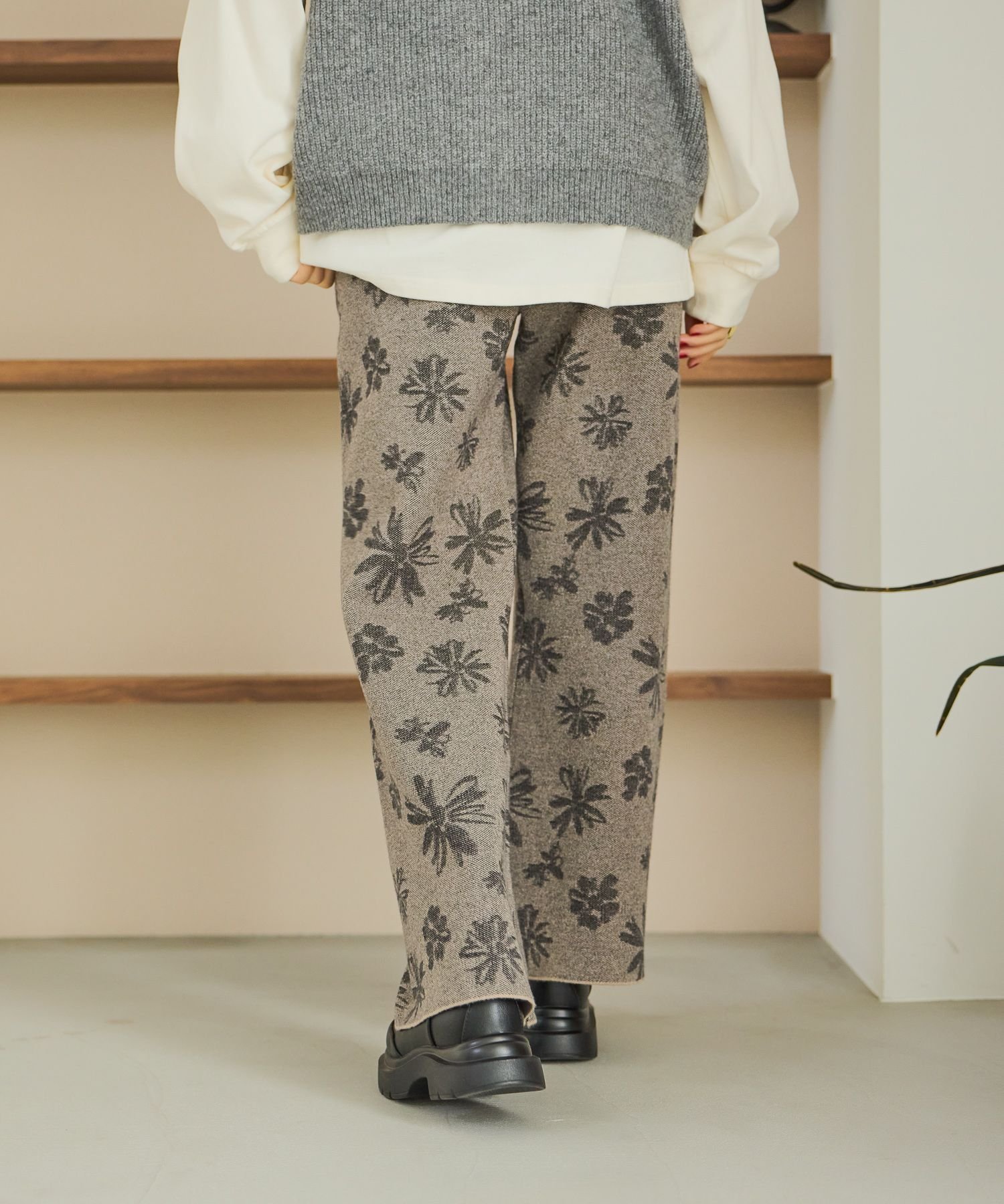 【ニコアンド/niko and】のなめらかタッチニットパンツ インテリア・キッズ・メンズ・レディースファッション・服の通販 founy(ファニー) 　ファッション　Fashion　レディースファッション　Fashion for Women　パンツ　Pants & Trousers　おすすめ　Recommended / Our Picks　なめらか　Smooth, Silky Texture　シンプル　Simple, Minimal　スリット　Slit, Slit Detail　ポケット　Pocket, Pocket Detail　リラックス　Relax, Relaxed Fit　人気　Popular, Best Seller　楽ちん　Easy Fit, Comfortable　無地　Plain, Solid Color　ベージュフラワー【一部店舗】|ID: prp329100004766858 ipo3291000000034607881