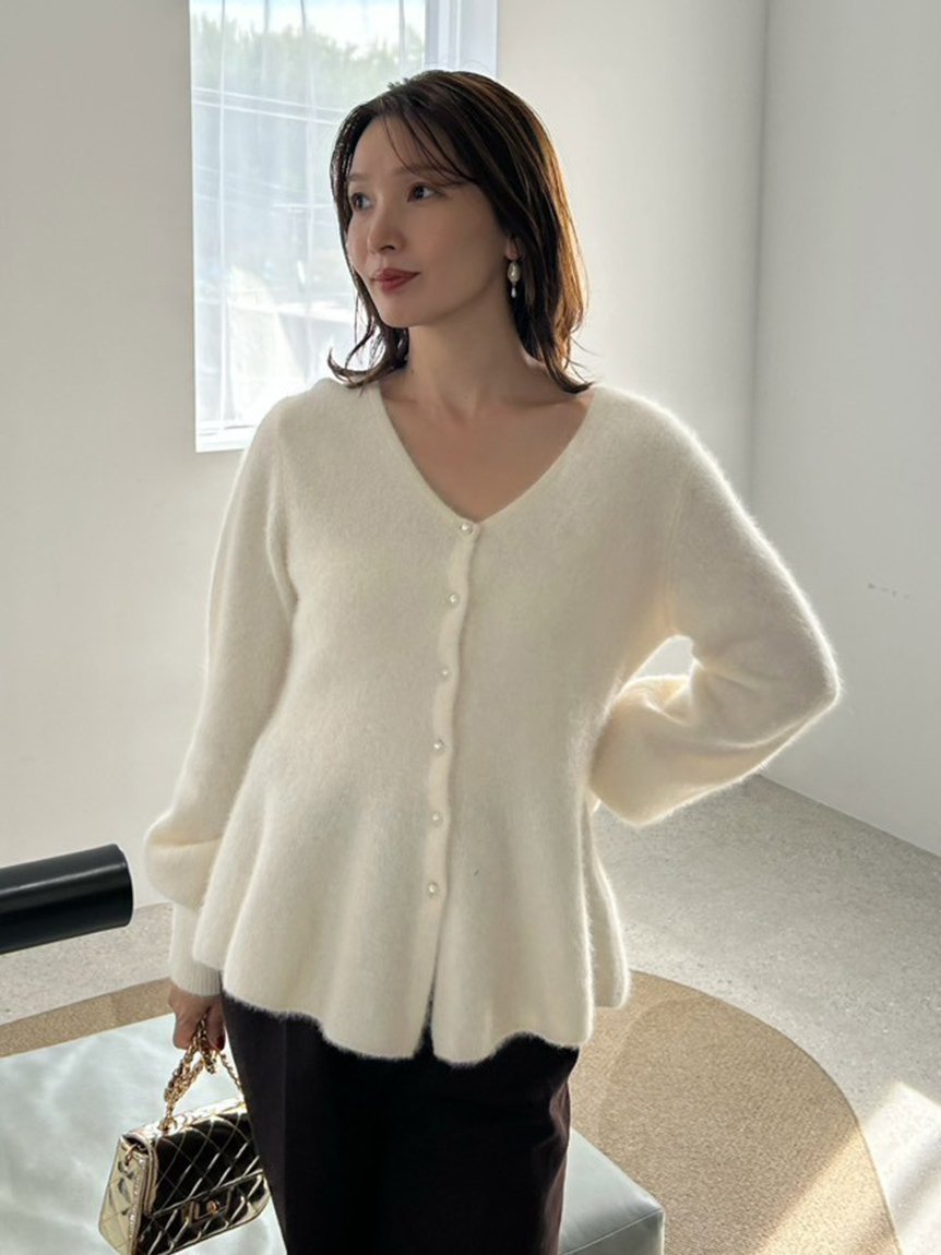 【フレイ アイディー/FRAY I.D】のフォックスカシミアペプラムカーディガン インテリア・キッズ・メンズ・レディースファッション・服の通販 founy(ファニー) 　ファッション　Fashion　レディースファッション　Fashion for Women　トップス・カットソー　Cut & Sew Tops　カーディガン・羽織り　Layered Style Cardigans　エレガント 上品　Elegant　カーディガン　Cardigan, Knitwear　スマート　Smart, Elegant　パール　Pearl, Pearl Accent　フォックス　Fox, Fox Fur　ペプラム　Peplum, Flared Hem　IVR[003]|ID: prp329100004767266 ipo3291000000034723512